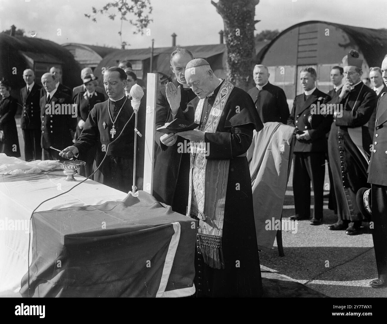 IL CARDINALE HINSLEY BENEDICE UN NUOVO CAMPO FRANCESE IN COMBATTIMENTO In GRAN Bretagna Un nuovo campo francese in combattimento in Gran Bretagna fu benedetto e battezzato ' Bir Hacheim ' dal cardinale Hinsley, alla presenza del comandante in capo della Marina francese combattente, ammiraglio Auboyneau, sindaco e sindaco di Portsmouth, e vice ammiraglio Dickens RN. Immagini: Il Cardinale Hinsley parla durante la cerimonia di benedizione e battesimo del nuovo campo francese combattente i Gran Bretagna 27 settembre 1942 Foto Stock