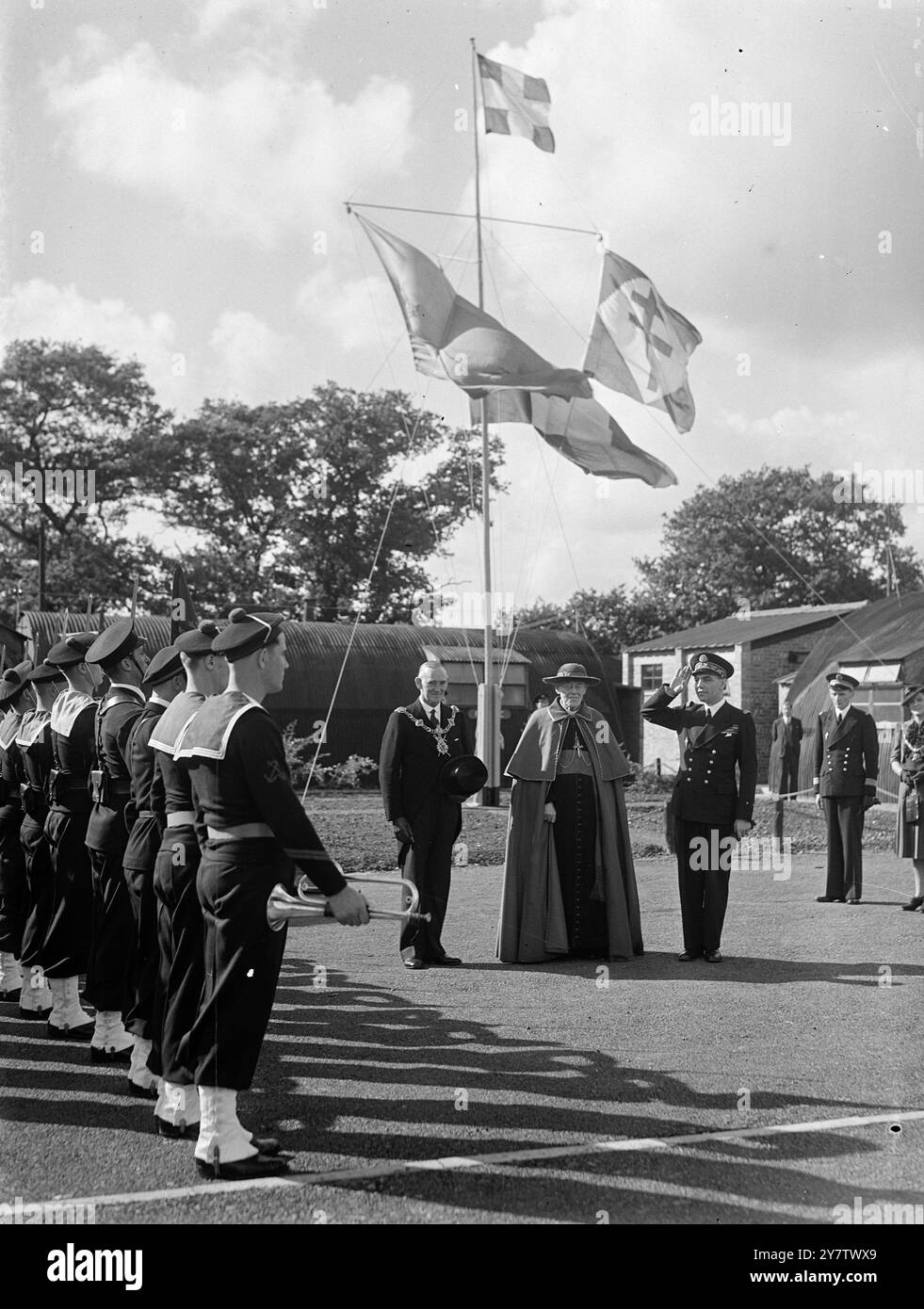 IL CARDINALE HINSLEY BENEDICE UN NUOVO CAMPO FRANCESE IN COMBATTIMENTO In GRAN Bretagna Un nuovo campo francese in combattimento in Gran Bretagna fu benedetto e battezzato "Bir Hacheim" dal cardinale Hinsley, alla presenza del comandante in capo della Marina francese combattente, l'ammiraglio Auboyneau, il sindaco e sindaco di Portsmouth, e del vice ammiraglio Dickens RN. Spettacoli fotografici: L'ammiraglio Augoyneau saluta la Guardia d'Onore, con il cardinale Hinsley e il sindaco di Portsmouth, durante la cerimonia presso il nuovo campo di combattimento francese in Gran Bretagna. 27 settembre 1942 Foto Stock