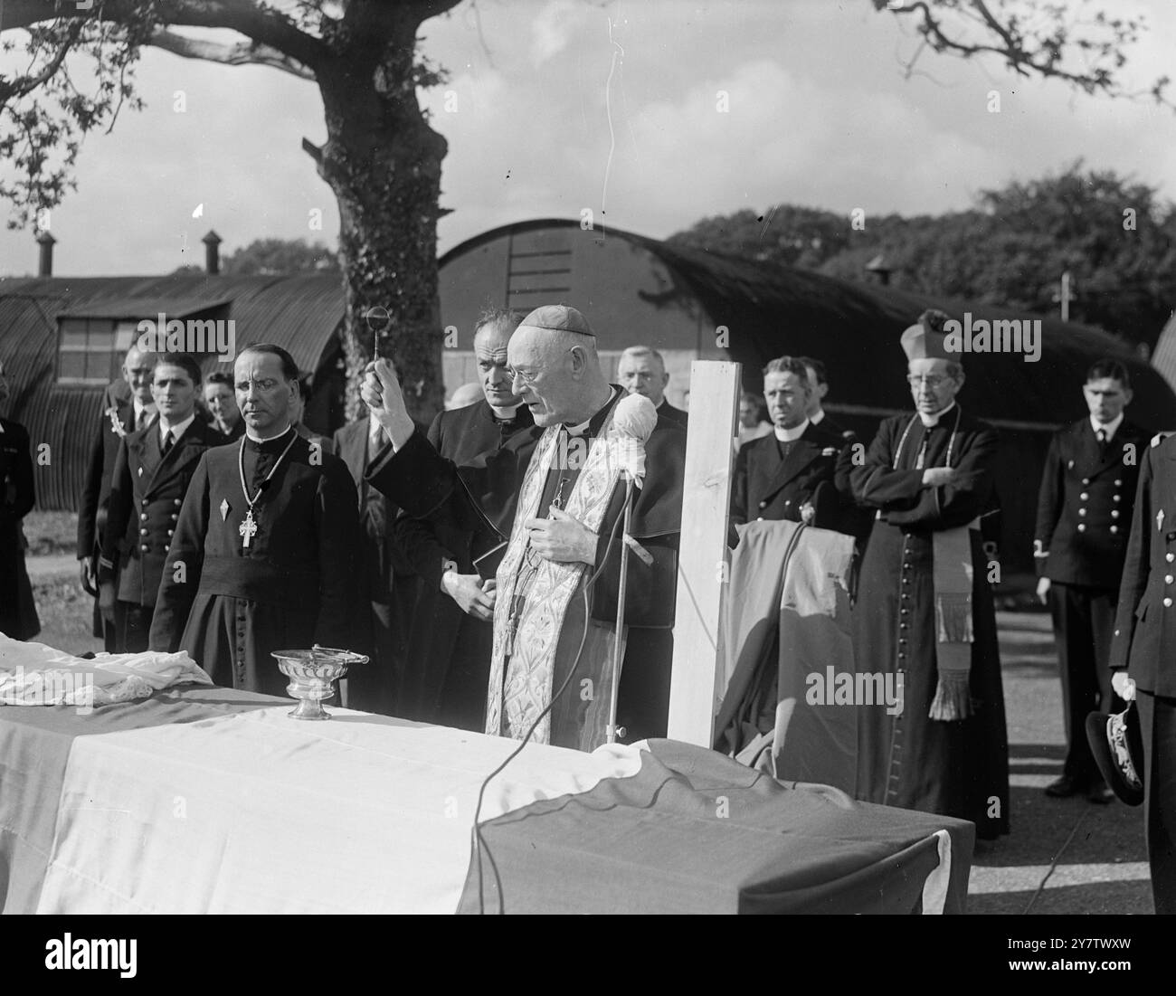 IL CARDINALE HINSLEY BENEDICE UN NUOVO CAMPO FRANCESE IN COMBATTIMENTO In GRAN Bretagna Un nuovo campo francese in combattimento in Gran Bretagna fu benedetto e battezzato ' Bir Hacheim ' dal cardinale Hinsley, alla presenza del comandante in capo della Marina francese combattente, ammiraglio Auboyneau, sindaco e sindaco di Portsmouth, e vice ammiraglio Dickens RN. Immagini: Il Cardinale Hinsley parla durante la cerimonia di benedizione e battesimo del nuovo campo francese combattente i Gran Bretagna 27 settembre 1942 Foto Stock