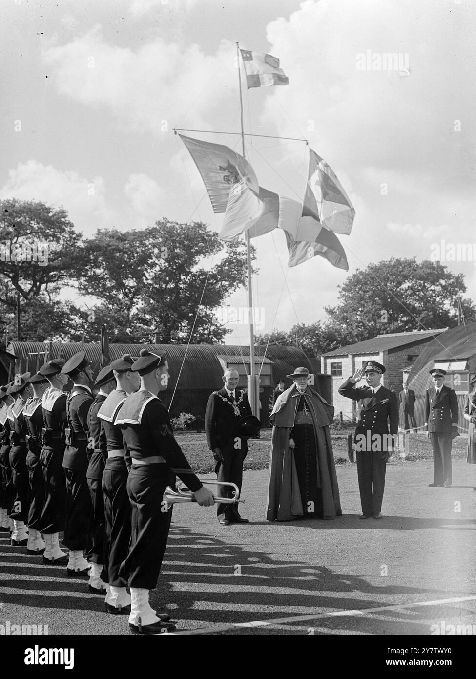 IL CARDINALE HINSLEY BENEDICE UN NUOVO CAMPO FRANCESE IN COMBATTIMENTO In GRAN Bretagna Un nuovo campo francese in combattimento in Gran Bretagna fu benedetto e battezzato "Bir Hacheim" dal cardinale Hinsley, alla presenza del comandante in capo della Marina francese combattente, l'ammiraglio Auboyneau, il sindaco e sindaco di Portsmouth, e del vice ammiraglio Dickens RN. Spettacoli fotografici: L'ammiraglio Augoyneau saluta la Guardia d'Onore, con il cardinale Hinsley e il sindaco di Portsmouth, durante la cerimonia presso il nuovo campo di combattimento francese in Gran Bretagna. 27 settembre 1942 Foto Stock