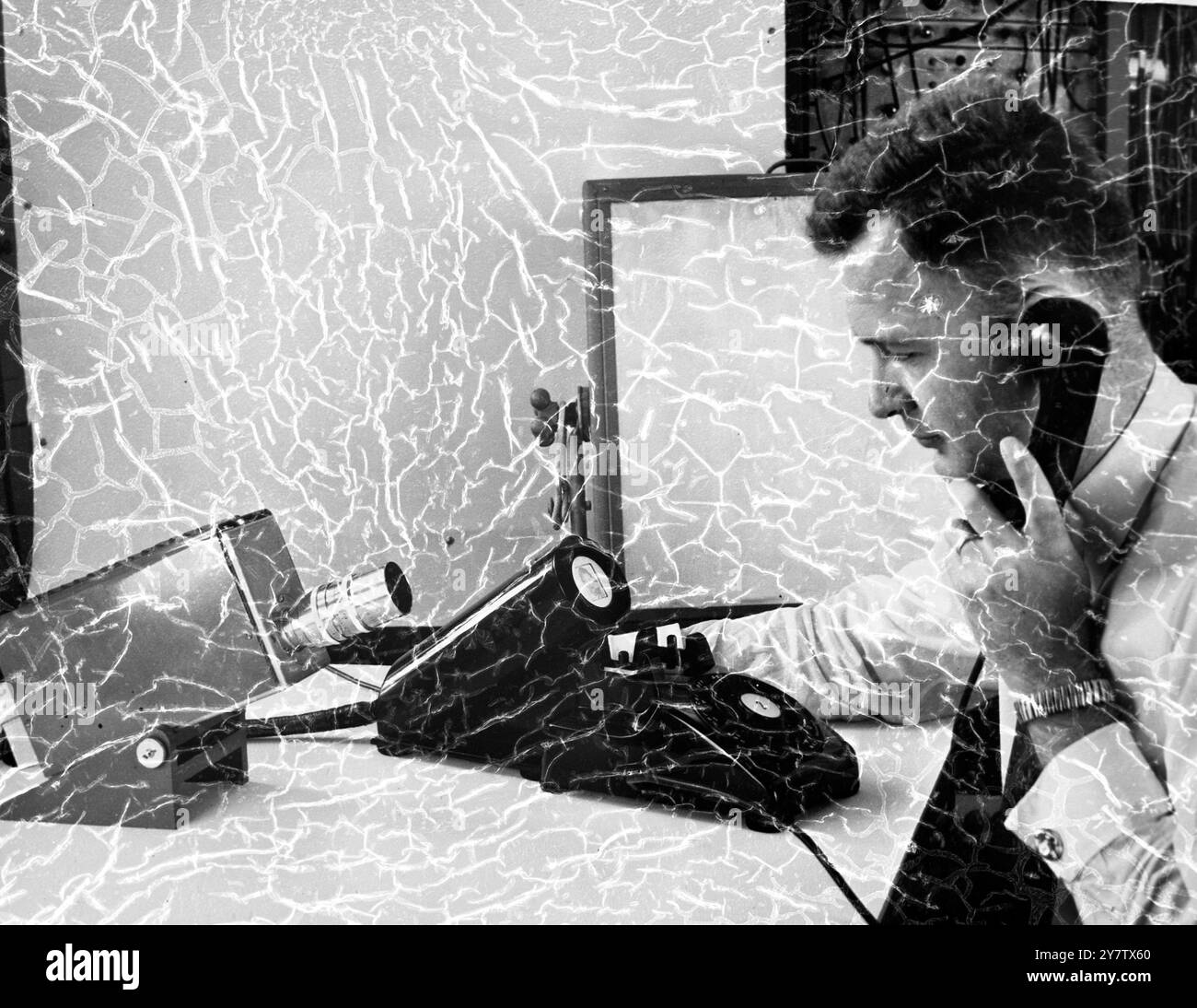 New York, USA: Il giorno del passaggio dal bagno al telefono si avvicina alla fine Floyd K Becker, ingegnere dei Bell Telephone Laboratories di New York, dimostra come funziona il sistema sperimentale di telefonia fotografica. Un'immagine della persona all'altra estremità della linea viene trasmessa su un piccolo attacco ovale sul telefono mentre l'unità fotocamera trasmette un'immagine della persona che ha composto. Sono in corso esperimenti per ridurre sia le dimensioni dell'unità attuale che il costo del sistema.22 agosto 1956 Foto Stock