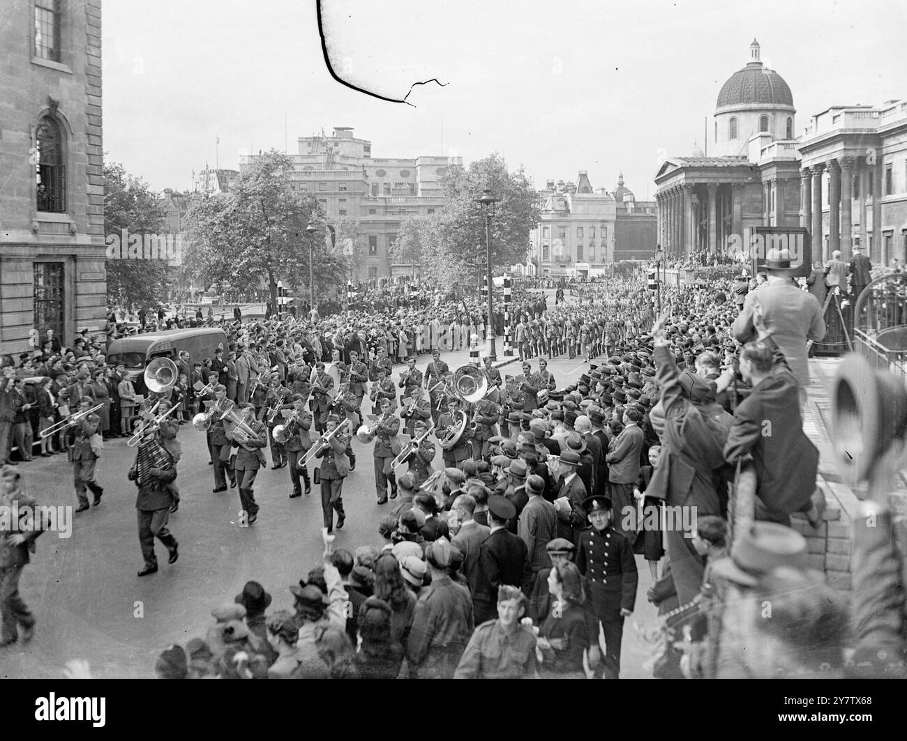 LE TRUPPE AMERICANE IN MARCIA CERIMONIALE ATTRAVERSO LONDRA - - per la prima volta dal 1917 le truppe statunitensi sfilarono attraverso Londra quando marciarono da Grosvenor Square alla City di Londra per un pranzo alla Guildhall con il Lord Mayor. - Guidati da una banda, trecento soldati americani e venti marines in completo abito cerimoniale sono stati applauditi dalle folle londinesi lungo l'intero percorso della loro marcia. - Foto: Le truppe americane passano da Trafalgar Square a Duncannon Street durante la loro marcia. - 2 settembre 1942 Foto Stock