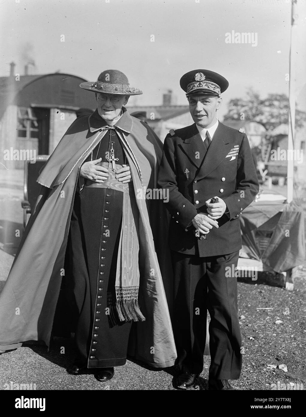 IL CARDINALE HINSLEY BENEDICE UN NUOVO CAMPO FRANCESE IN COMBATTIMENTO In GRAN Bretagna Un nuovo campo francese in combattimento in Gran Bretagna fu benedetto e battezzato "Bir Hacheim" dal cardinale Hinsley, alla presenza del comandante in capo della Marina francese combattente, l'ammiraglio Auboyneau, il sindaco e sindaco di Portsmouth, e del vice ammiraglio Dickens RN. Spettacoli fotografici: Ammiraglio Auboyneau con il cardinale Hinsley, al nuovo campo di combattimento francese in Gran Bretagna. 27 settembre 1942 Foto Stock