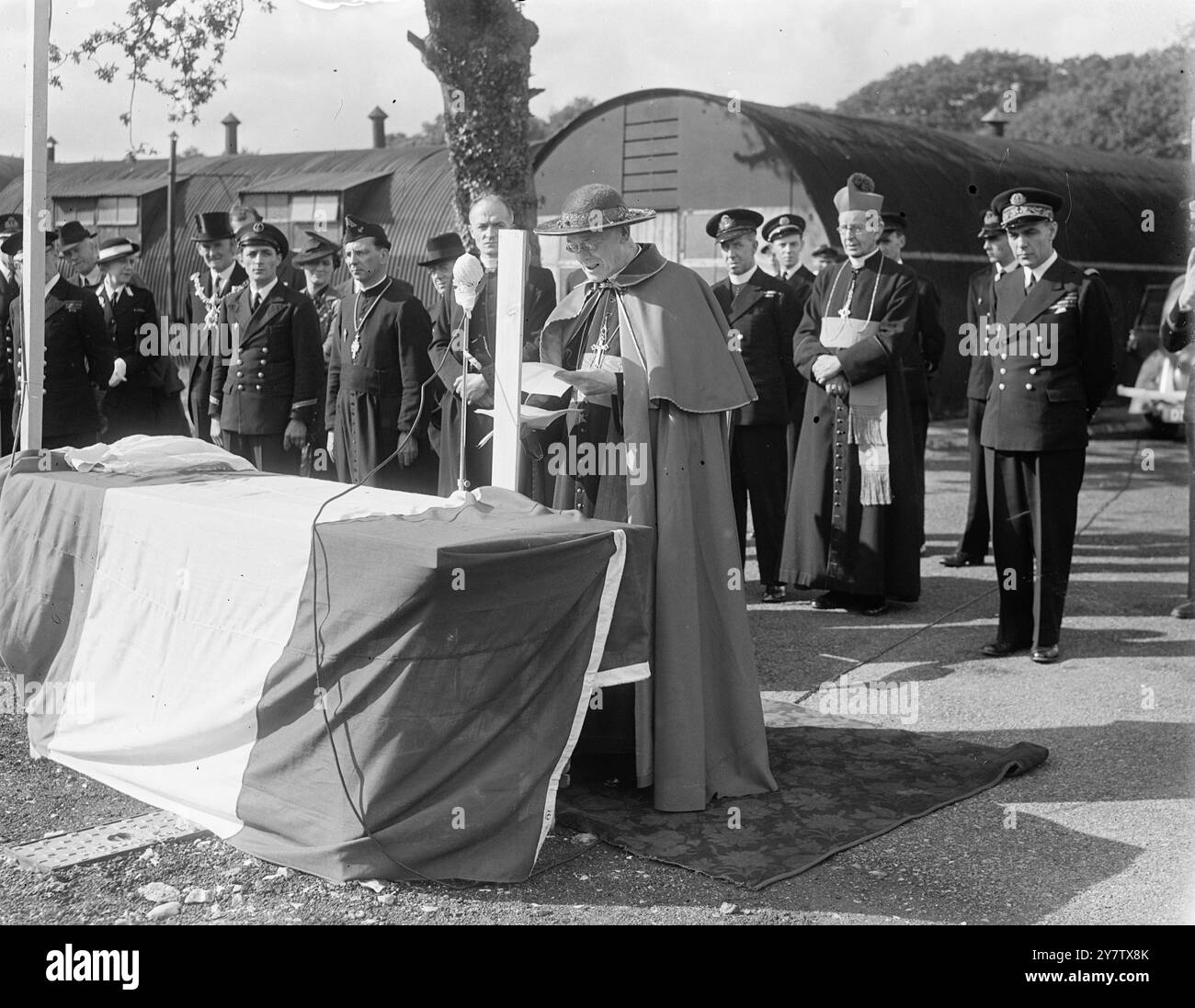 IL CARDINALE HINSLEY BENEDICE UN NUOVO CAMPO FRANCESE IN COMBATTIMENTO In GRAN Bretagna Un nuovo campo francese in combattimento in Gran Bretagna fu benedetto e battezzato "Bir Hacheim" dal cardinale Hinsley, alla presenza del comandante in capo della Marina francese combattente, l'ammiraglio Auboyneau, il sindaco e sindaco di Portsmouth, e del vice ammiraglio Dickens RN. Spettacoli fotografici: Cardianl Hinsley parla durante la cerimonia di benedizione e battesimo del nuovo campo di combattimento francese in Gran Bretagna. 27 settembre 1942 Foto Stock