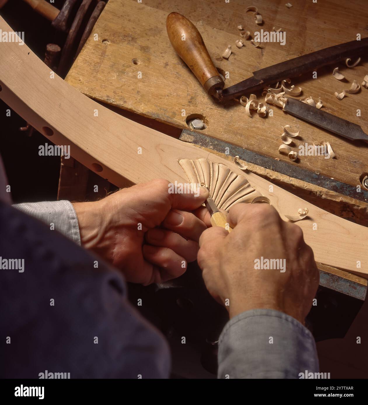Maestro costruttore di mobili. Montaggio della sedia. Foto Stock
