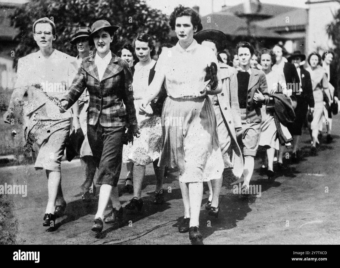 LE DONNE AUSTRALIANE ENTRANO IN azione spettacoli fotografici: I membri dell'Australian Women's Army Service si arruolarono per aiutare gli uomini con i servizi di combattimento che oscillavano lungo una strada a Sydney per il loro lavoro come impiegati e tipisti alla victoria Barracks. da allora sono stati equipaggiati con uniformi. 15 aprile 1942 Foto Stock