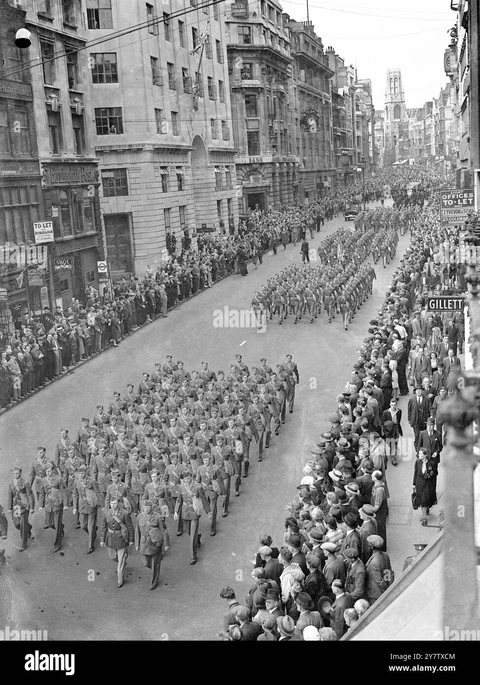 LE TRUPPE AMERICANE IN MARCIA CERIMONIALE ATTRAVERSO LONDRA - - per la prima volta dal 1917 le truppe statunitensi sfilarono attraverso Londra quando marciarono da Grosvenor Square alla City di Londra per un pranzo alla Guildhall con il Lord Mayor. - Guidati da una banda, trecento soldati americani e venti marines in completo abito cerimoniale sono stati applauditi dalle folle londinesi lungo l'intero percorso della loro marcia. - Foto mostra: Le truppe americane passano da Fleet Street durante la marcia verso la Guildhall. - 2 settembre 1942 Foto Stock