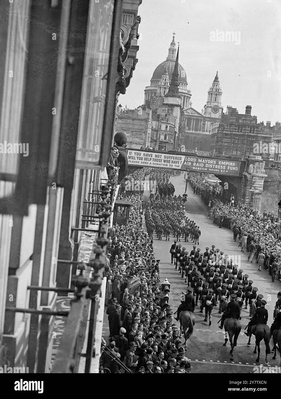 LE TRUPPE AMERICANE IN MARCIA CERIMONIALE ATTRAVERSO LONDRA per la prima volta dal 1917 le truppe statunitensi sfilarono attraverso Londra quando marciarono da Grosvenor Square alla City di Londra per un pranzo alla Guildhall con il Lord Mayor. Guidati da una banda, trecento soldati statunitensi e venti marines in completo abito cerimoniale furono acclamati dalle folle di Londra lungo l'intero percorso della loro marcia. Foto Shws: La processione che passa su Ludgate Hill con la Cattedrale di San Paolo sullo sfondo, sulla strada per la Guildhall. 2 settembre 1942 Foto Stock