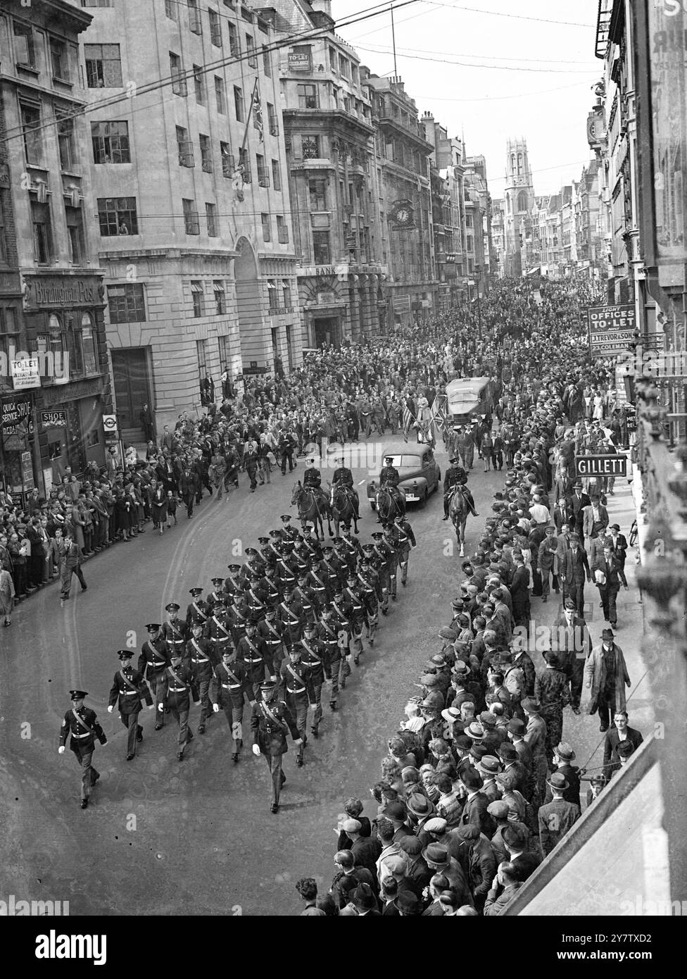 LE TRUPPE AMERICANE IN MARCIA CERIMONIALE ATTRAVERSO LONDRA - - per la prima volta dal 1917 le truppe statunitensi sfilarono attraverso Londra quando marciarono da Grosvenor Square alla City di Londra per un pranzo alla Guildhall con il Lord Mayor. - Guidati da una banda, trecento soldati americani e venti marines in completo abito cerimoniale sono stati applauditi dalle folle londinesi lungo l'intero percorso della loro marcia. - Foto: I Marines, che si trovavano dietro la processione, passavano lungo Fleet Street, seguiti dalla folla di londinesi che si erano allineati lungo il percorso della loro processione. - 2 settembre 1942 Foto Stock