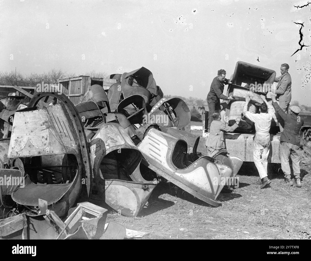 LE AUTO DODGEM PER ARMI DA GUERRA le auto "dodgem", i treni fantasma, le ferrovie panoramiche e le rotatorie svaniranno dalle divertenti fiere di nove città costiere della Gran Bretagna. Saranno usati per costruire carri armati, armi, bombe e altre armi da guerra. Oltre a fornire molte tonnellate di rottami di metallo le ex fiere di divertimento forniranno anche gomma per la quale c'è una grande domanda, da utilizzare per fabbricare armi da guerra e altre attrezzature per lo sforzo nazionale. Molti famosi parchi di divertimento hanno presentato diverse centinaia di tonnellate di rottami metallici al Ministero delle opere. Spettacoli fotografici: Auto Dodgem e treni fantasma tra una grande quantità di tappetino Foto Stock
