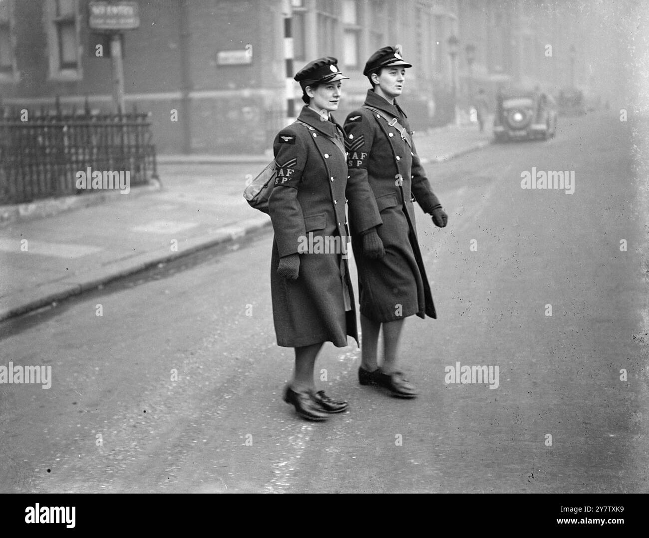 FIRST WAAF GIRL POLICE il primo distaccamento di poliziotti del servizio WAAF, appena addestrati presso il RAF Police College, farà il suo debutto a Londra e in molte altre aree a breve. Alcuni pattuglieranno in uniforme WAAF - con armlet recante la sigla RAF SP, mentre altri saranno in servizio di abbigliamento normale per il quale riceveranno una speciale indennità settimanale di 3/6. Sono stati appositamente addestrati per il lavoro e pattuglieranno a coppie. Spettacoli fotografici: Il caporale D M Sanders (a sinistra) che era precedentemente un'infermiera veterinaria, e il sergente di volo D R Laing (che in precedenza era uno studio e fotografo di paesaggi prima di j Foto Stock