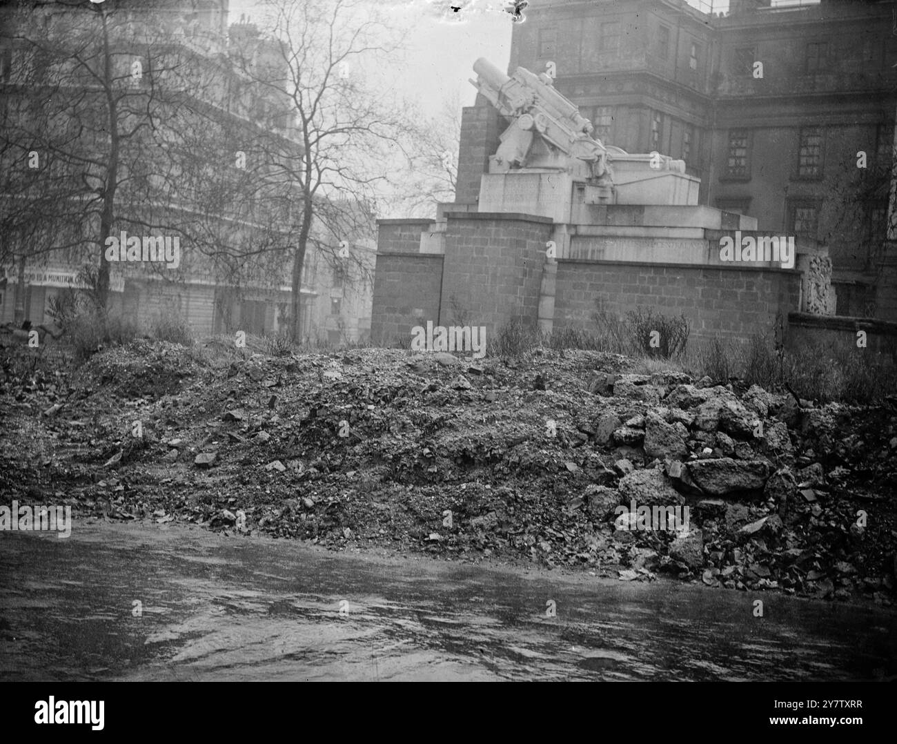 Il Royal Artillery Memorial a Hyde Park Corner, Londra, che commemora gli eroi della grande Guerra del 1914-18, è stato ora murato e le macerie gettate intorno alla sua base, dove le erbacce crescono in profusione. 27 dicembre 1941 Foto Stock