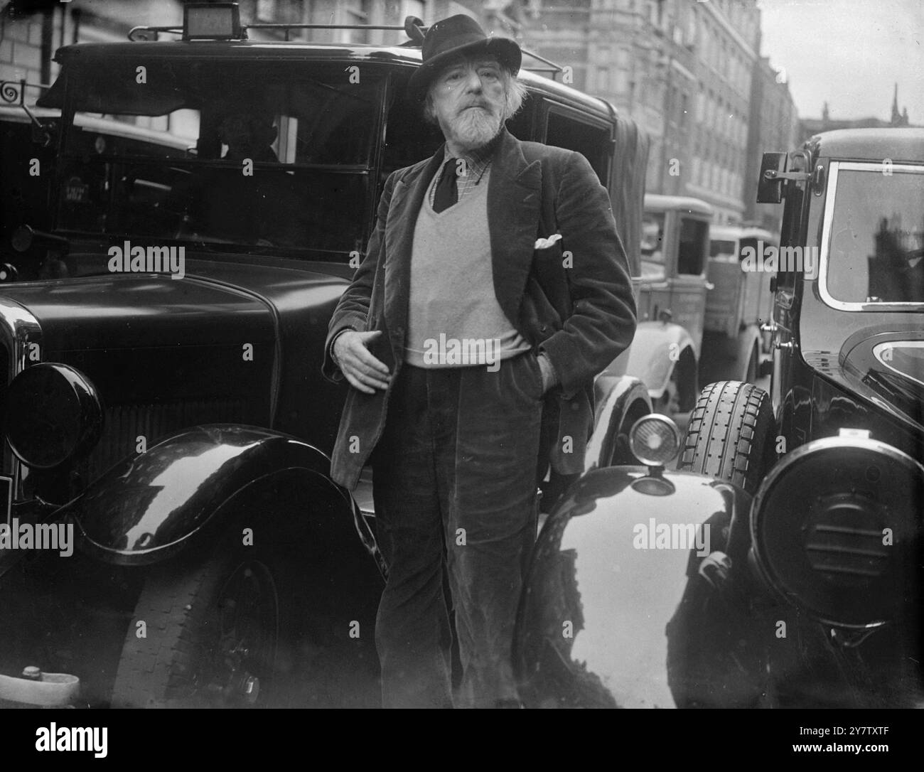 AUGUSTUS JOHN IN LONDON Photo Shows: Augustus John ha fotografato a Londra. La pittura ha svolto un ruolo importante nella vita della Londra in tempo di guerra, le diverse fasi della guerra fornendo molti temi per le mostre d'arte. I servizi e le filiali della difesa civile hanno presentato mostre nella capitale, e la Galleria Nazionale è diventata uno dei più popolari ritrovi dell'ora di pranzo. 20 ottobre 1941 Foto Stock