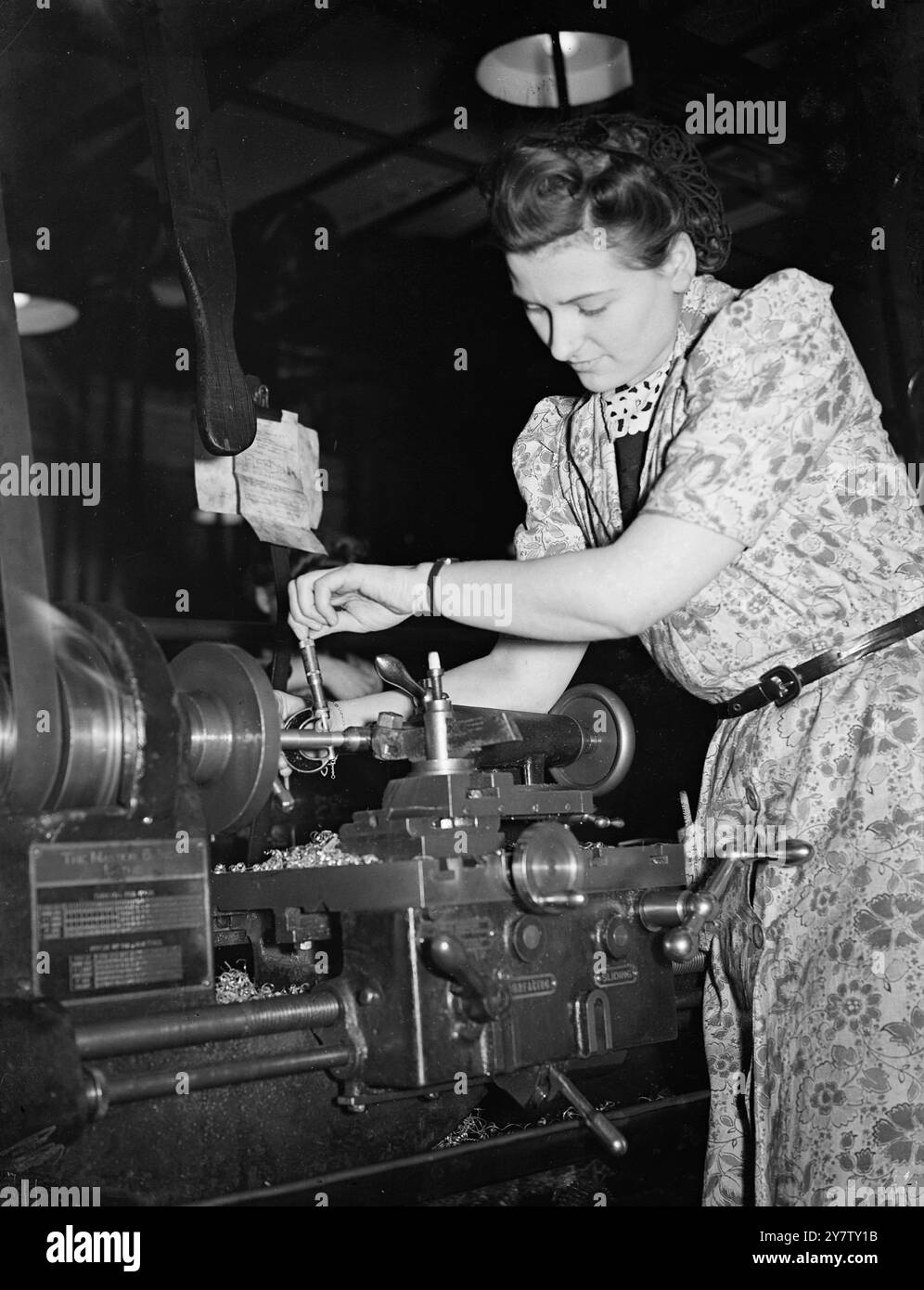 L'ASSISTENTE DEL NEGOZIO TRASFORMA IL TORNIO Photo Shows: La signorina Marjorie Saunders, che lavorava come assisant in un grande negozio e anche come sarta, ora lavora un tornio in un London Techinical Institute, dove si sta addestrando a diventare un'abile operaia di guerra. 13 settembre 1941 Foto Stock