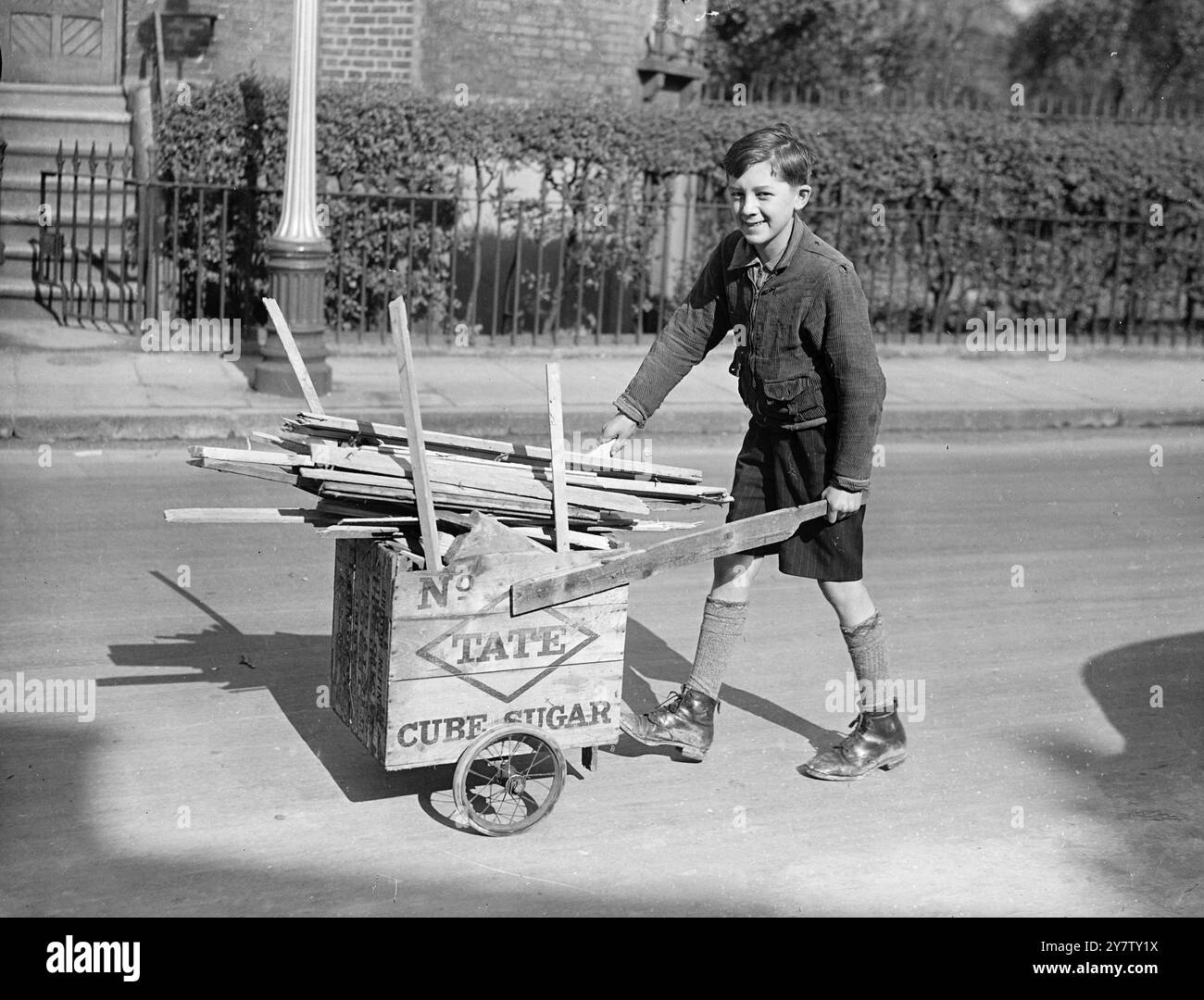 UN RAGAZZO di 11 ANNI VENDE LEGNA DA ARDERE DA CASE BOMBARDATE PER LA SETTIMANA DELLE ARMI DA GUERRA DI LONDRA ha già inviato un chilo e dieci scellini come regalo al suo sindaco Ronald Spanner, un bambino presbiteriano di 11 anni di Lambeth, trascorre il suo tempo libero a raccogliere fondi per la settimana delle armi DA guerra di Londra e per qualsiasi altra buona causa. Ronals, il cui padre è un vetraio e che ha due fratelli nell'esercito, ha avuto l'idea di raccogliere legna dalle case bombardate, tagliarla e venderla come legna da ardere ai suoi vicini a due passi per raccogliere fondi. Il suo amico di 12 anni Dennis Emms doveva aiutarlo, ma e' uscito di casa Foto Stock