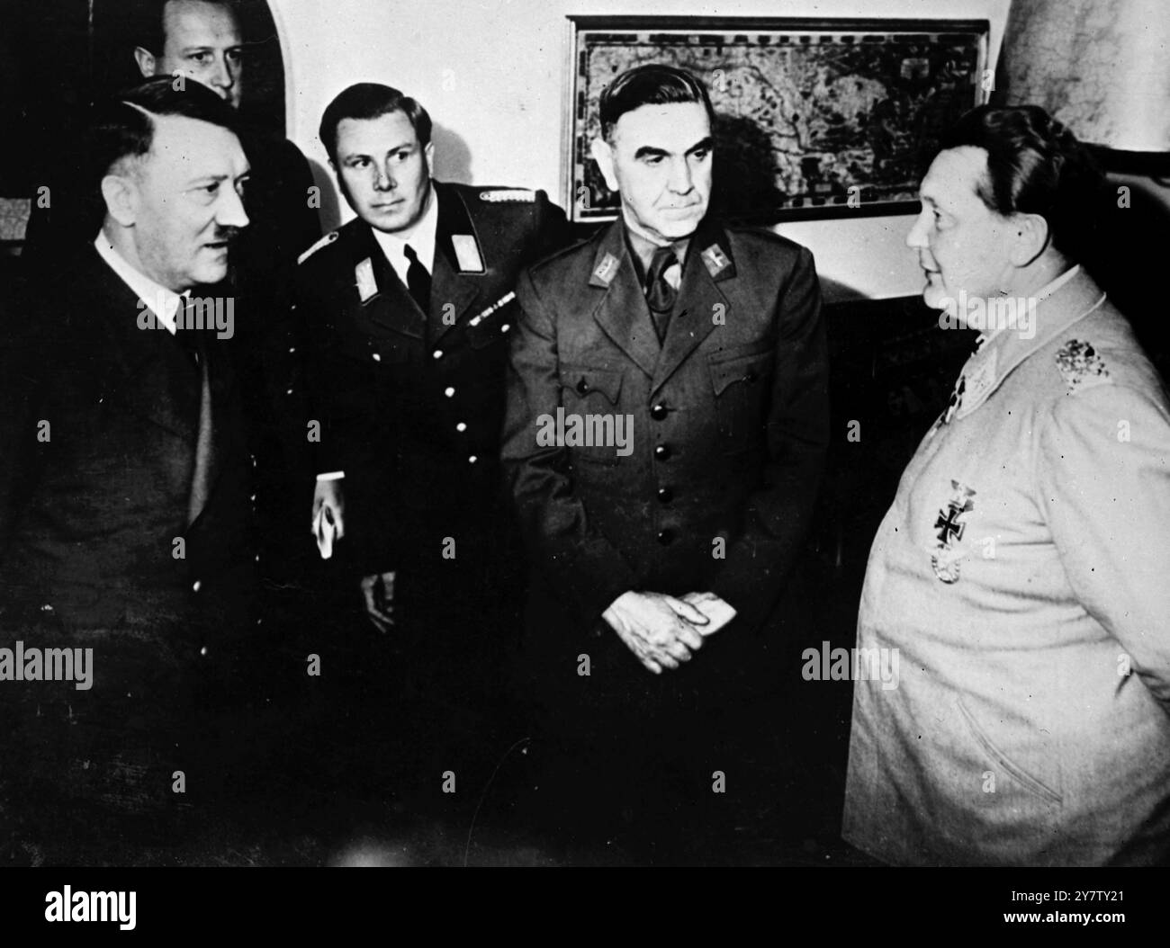 ULTIMA FOTO DI GOERING E HITLER TOGETHER Photo Shows: L'ultima foto che verrà ricevuta a Londra via New York, di Hitler e Goering che parlano insieme nei quartier generali di Hitlers. L'occasione è stata una conferenza con il dottor ante Pavelic il grande leader (centro in primo piano). Da allora Goering è stato denunciato "in disgrazia” e forse arrestato. 27 agosto 1941 Foto Stock