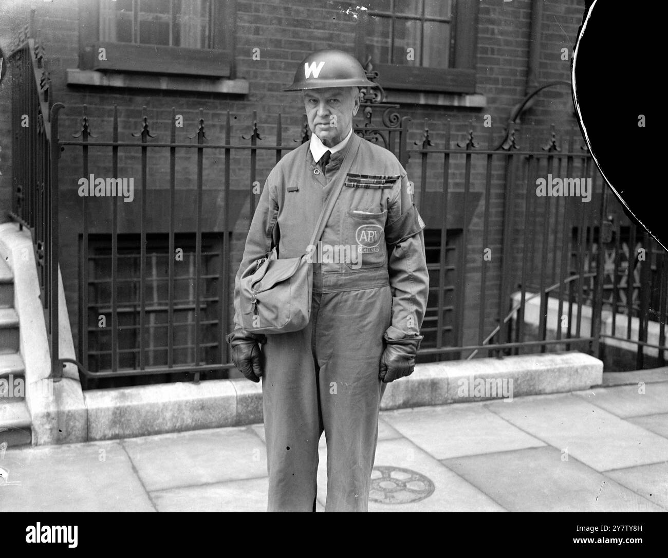 "PADRE" DELLA ROYAL AIR FORCE ORA UN GUARDIANO DELL'AVIAZIONE, l'ammiraglio Mark Kerr, all'età di 76 anni, è ora un guardiano dell'aviazione nel quartiere Chelsea di Londra. L'ammiraglio Kerr è l'uomo che nel 1917 persuase il governo britannico a formare la Royal Air Force. Fu comandante in capo della Marina greca dal 1913 al 1915 e nei primi giorni dell'aviazione era famoso per i suoi numerosi voli a lunga distanza, tra cui un tentativo nel 1919 di volare sull'Atlantico. Spettacoli fotografici: L'ammiraglio Mark Kerr indossa l'uniforme del suo guardiano antiaereo in pattuglia a Chelsea. 3 marzo 1941 Foto Stock