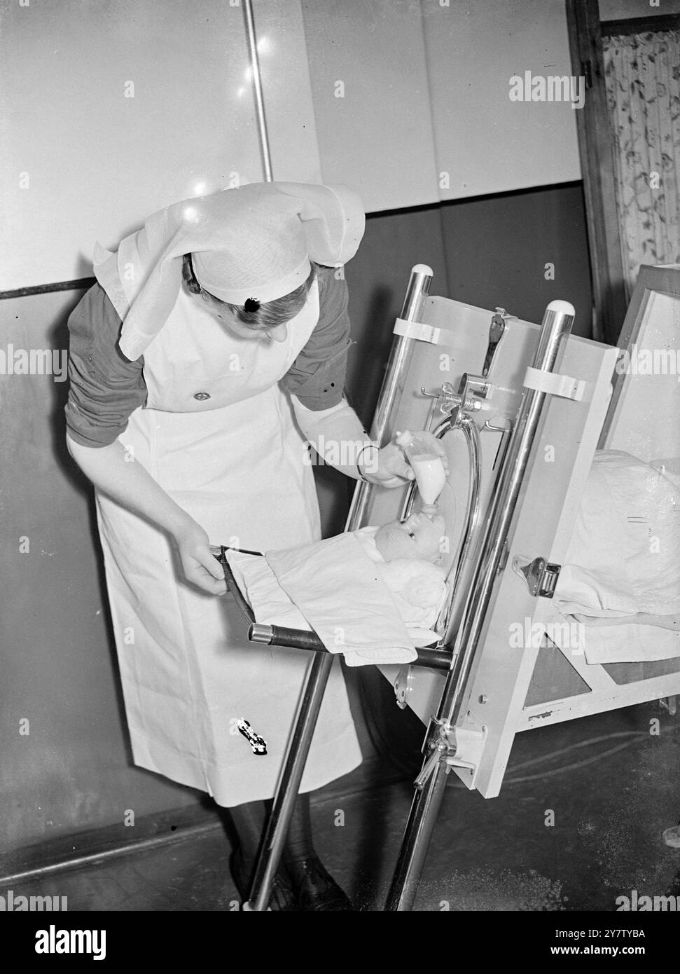 IL BAMBINO DI TRE SETTIMANE BLITZ VIVE IN UN POLMONE di FERRO il BAMBINO di tre settimane David Henry Gray, nato con un polmone schiacciato, sta affrontando una magnifica lotta per la vita in un polmone di ferro al St Johns Hospital di Chelmsford. Ha messo in piedi una lotta così triste che la sua condizione sta sicuramente migliorando e a questo ritmo di progresso dovrebbe essere fuori dall'ospedale in due settimane. La signora Gray, la madre, viveva a Londra Est lo scorso settembre, e ha sopportato le peggiori notti del blitz aereo tedesco. Il polmone di ferro, uno di quelli dati da Lord Nuffield per combattere la paralisi infantile, fu prestato all'ospedale di St Johns da un altro Foto Stock