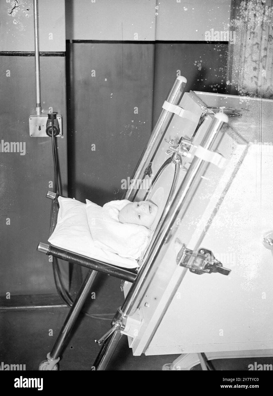 IL BAMBINO DI TRE SETTIMANE BLITZ VIVE IN UN POLMONE di FERRO il BAMBINO di tre settimane David Henry Gray, nato con un polmone schiacciato, sta affrontando una magnifica lotta per la vita in un polmone di ferro al St Johns Hospital di Chelmsford. Ha messo in atto una tale lotta che la sua condizione sta sicuramente migliorando e a questo ritmo di progresso dovrebbe essere fuori dall'ospedale in due settimane. La signora Gray, la madre, viveva a Londra Est lo scorso settembre, e ha sopportato le peggiori notti del blitz aereo tedesco. Il polmone di ferro, uno di quelli dati da Lord Nuffield per combattere la paralisi infantile, fu prestato all'ospedale di St Johns da un altro Chelms Foto Stock