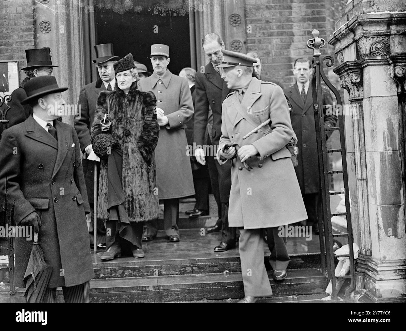 IL SERVIZIO COMMEMORATIVO DI LONDRA AL GENERALE METAXAS il duca e la duchessa di Kent furono tra i molti che parteciparono al servizio commemorativo al generale Metaxas, presidente del Consiglio greco. Il servizio si svolse presso la Cattedrale greca, Bayswater Road, londra. Fotografie: Lady Oxford e Asquith, generale de Gaulle, leader delle forze francesi libere e, a destra, generale Sir John Dill, capo dello Stato maggiore Imperiale, che lascia il servizio dopo il servizio. 4 febbraio 1941 Foto Stock