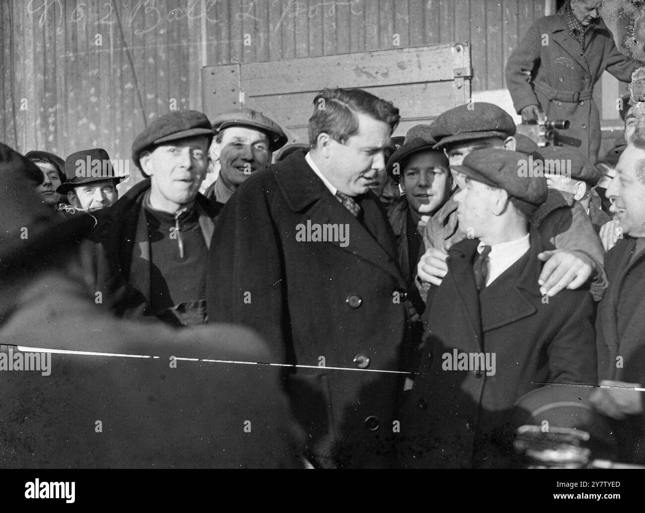 WENDELL WILLKIE VISITA LIVERPOOL Mr Wendell Willkie, visita Liverpool per vedere i danni causati durante le incursioni aeree tedesche e le condizioni generali durante un'ulteriore tappa del suo rapido tour di Breat in Gran Bretagna per "vedere le cose per sé”. Spettacoli fotografici: Il signor Wendell Willkie chiacchiera con i portuali di Liverpool. 4 febbraio 1941 Foto Stock