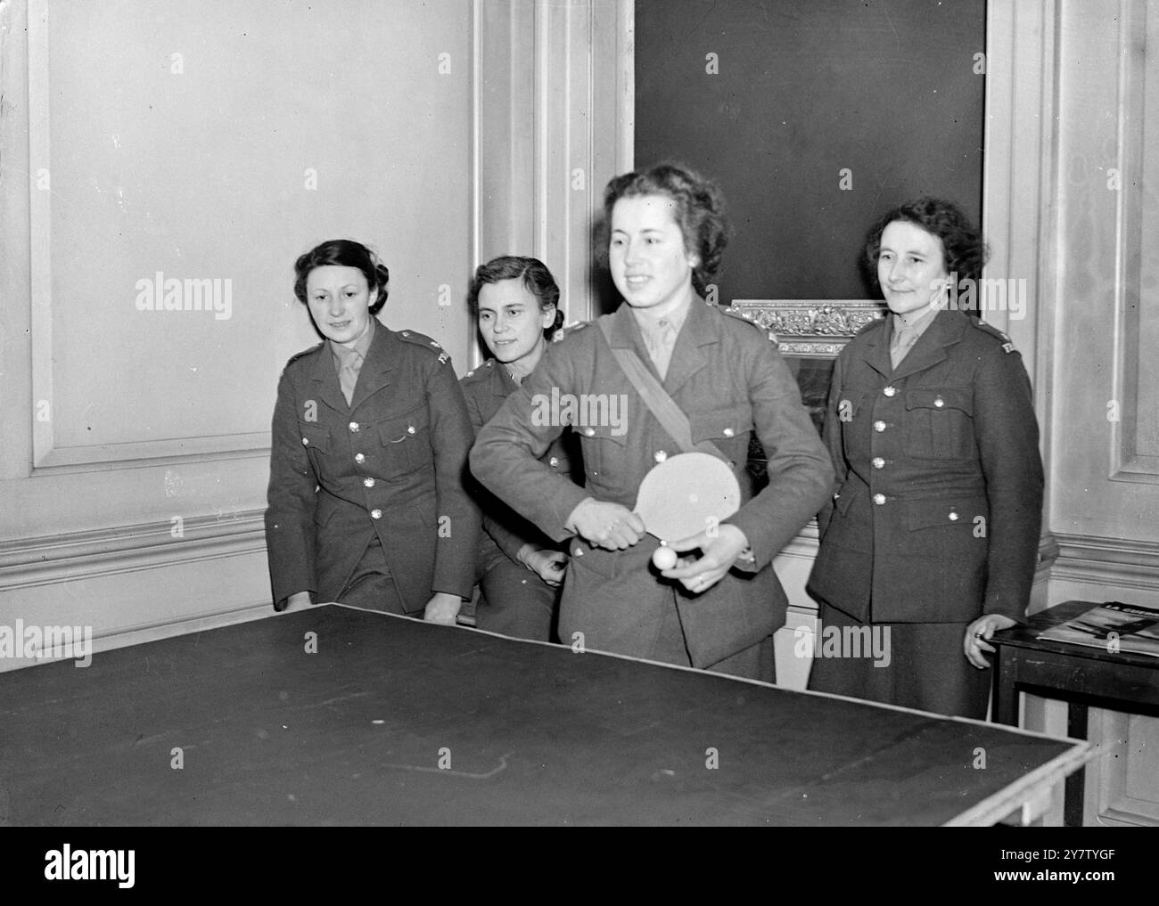 RAGAZZE FRANCESI LIBERE il Corps Feminin (la controparte francese libera dell'ATS) è ora in forte espansione - con sede a Londra. Qui le ragazze hanno la propria mensa, e sono in grado di passare le ore fuori servizio insieme, con giochi, canti e altri servizi e compagnia. Spettacoli fotografici: Alcune delle ragazze che partecipano a una partita di ping-pong nella loro sede centrale a Londra. Febbraio 1941 Foto Stock