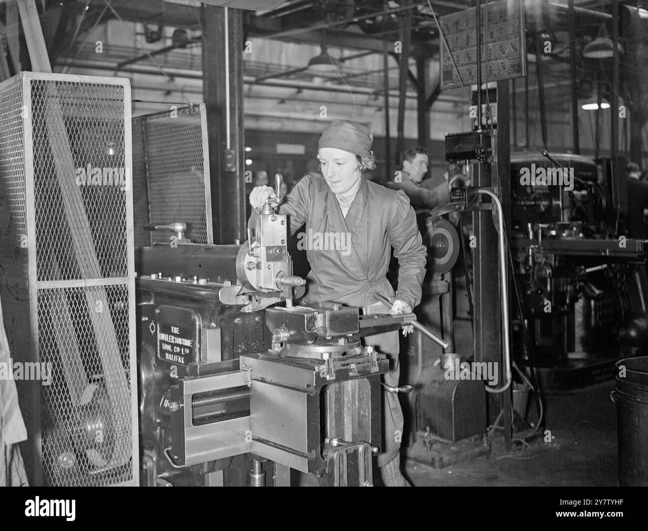 LE CASALINGHE SI ALLENANO PER DIVENTARE INGEGNERI AL CENTRO DI FORMAZIONE DEL GOVERNO. Le casalinghe sono in corso di formazione per diventare ingegneri esperti presso un centro di formazione governativo. Stanno imparando ad equipaggiare aerei, perforare e modellare radiali e molti altri requisiti per lo sforzo bellico. In questo modo saranno rilasciati più uomini per le forze di combattimento. Foto: Mrs Robin Williamson, 23 anni, ex allevatrice di pollame e allevatrice di cani, che lavora sulla sagomatrice. 22 gennaio 1941 Foto Stock
