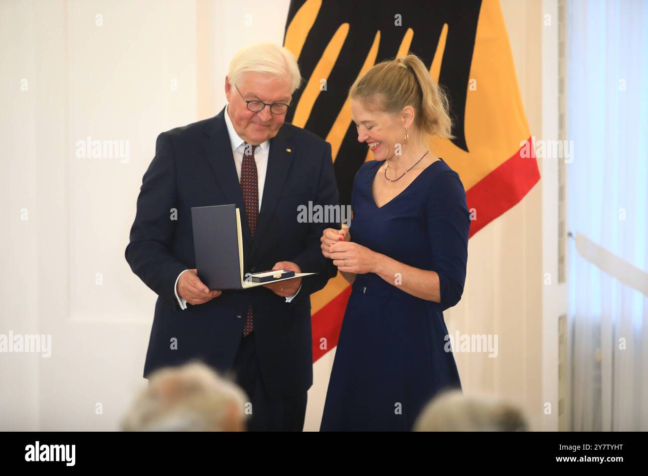 Ordensverleihung zum Tag der Deutschen Einheit Berlin, 01.10.2024 Bundespräsident Frank-Walter Steinmeier zeichnet am 1. Oktober in Schloss Bellevue 28 Bürgerinnen und Bürger zum Tag der Deutschen Einheit mit dem Verdienstorden der Bundesrepublik Deutschland aus. Dr. Antje von Dewitz, Tettnang/Baden-Württemberg Familienunternehmerin, Umweltschützerin, Verteidigerin der Menschenrechte das sind für Antje von Dewitz keine Widersprüche. berlino Germania *** cerimonia di premiazione nel giorno dell'unità tedesca Berlino, 01 10 2024 il presidente federale Frank Walter Steinmeier premia 28 cittadini con l'ordine di Meri Foto Stock