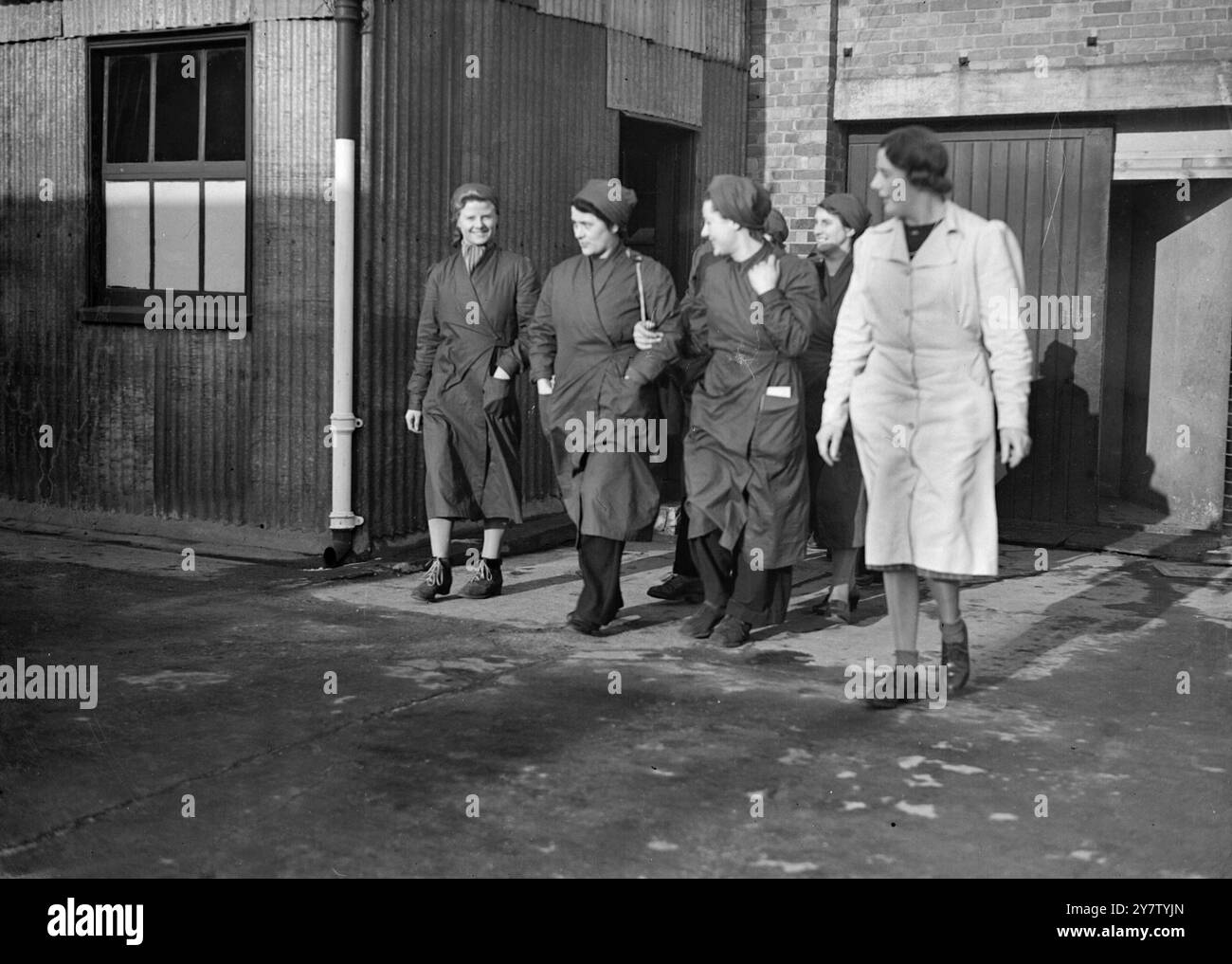 LE CASALINGHE SI ALLENANO PER DIVENTARE INGEGNERI PRESSO IL CENTRO DI FORMAZIONE GOVERNATIVO le CASALINGHE sono in fase di formazione per diventare ingegneri esperti. Stanno imparando ad equipaggiare aeromobili, perforare radiali e modellare oltre a molti altri requisiti essenziali per lo sforzo bellico. In questo modo molti uomini saranno rilasciati per le Fighting Forces, Photo Shows: Alcuni dei tirocinanti che lasciano il lavoro dopo aver fatto il loro "turno" il 26 gennaio 1941 Foto Stock