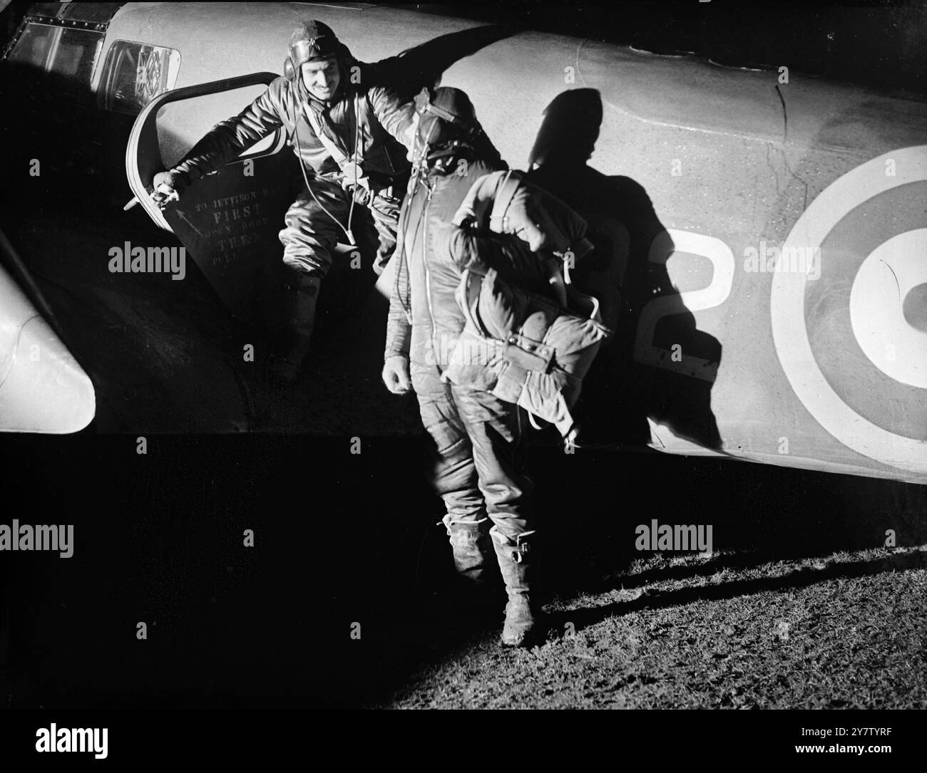 Spettacoli fotografici: Un equipaggio aereo che scende da un aereo dopo il primo volo notturno. 22 dicembre 1940 Foto Stock