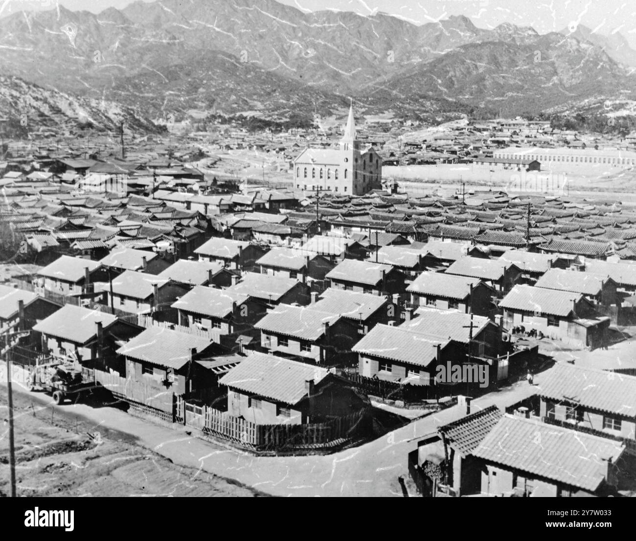 I tetti di stile occidentale delle nuove case contrastano con l'architettura orientale delle tipiche case nella capitale sudcoreana di Seoul. Le nuove case (primo piano) sono tra le 4200 completate o in costruzione con l'aiuto dell'Agenzia per la ricostruzione coreana delle Nazioni Unite. Nonostante la nuova costruzione, la Corea deve ancora affrontare una grave carenza di alloggi. Si stima che un milione di case siano necessarie per sostituire quelle distrutte durante la guerra coreana e per ospitare i rifugiati della Corea del Nord comunista.3 aprile 1956 Foto Stock
