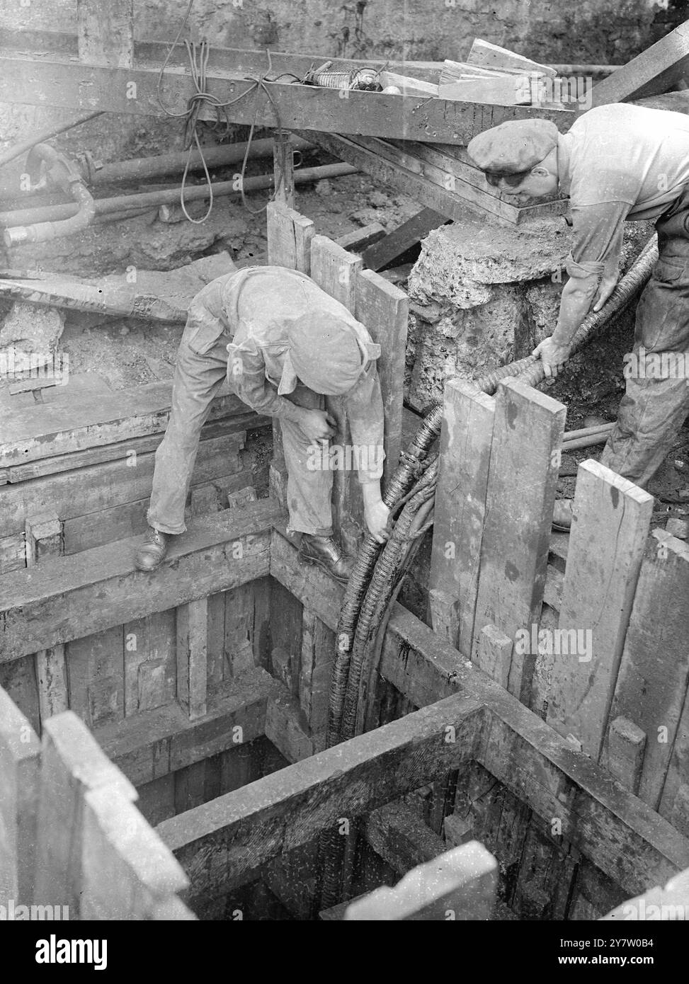 Il FRATELLINO DI SATANA HA RIVELATO CHE DOPO NOVE MESI DI SCAVO SUL TAMIGI C'È UN ALLEATO DI BOMBE che uccide i Royal Engineers che scavano per il fratellino di Satana, bomba tedesca inesplosa da 500 libbre a Silvertown, Londra, ora hanno esposto la bomba alla vista dopo nove mesi di scavo. la bomba è bloccata per prima in un'argilla appiccicosa impregnata di catrame in un cortile di distillatori di catrame. Si prevede che sarà pronto per la rimozione tra circa due settimane. Il lavoro è possibile solo con la bassa marea e per circa quattro ore su entrambi i lati, perché con l'alta marea l'acqua si riversa nell'albero profondo 30 piedi. Quando la bassa marea diventa più tardi eac Foto Stock