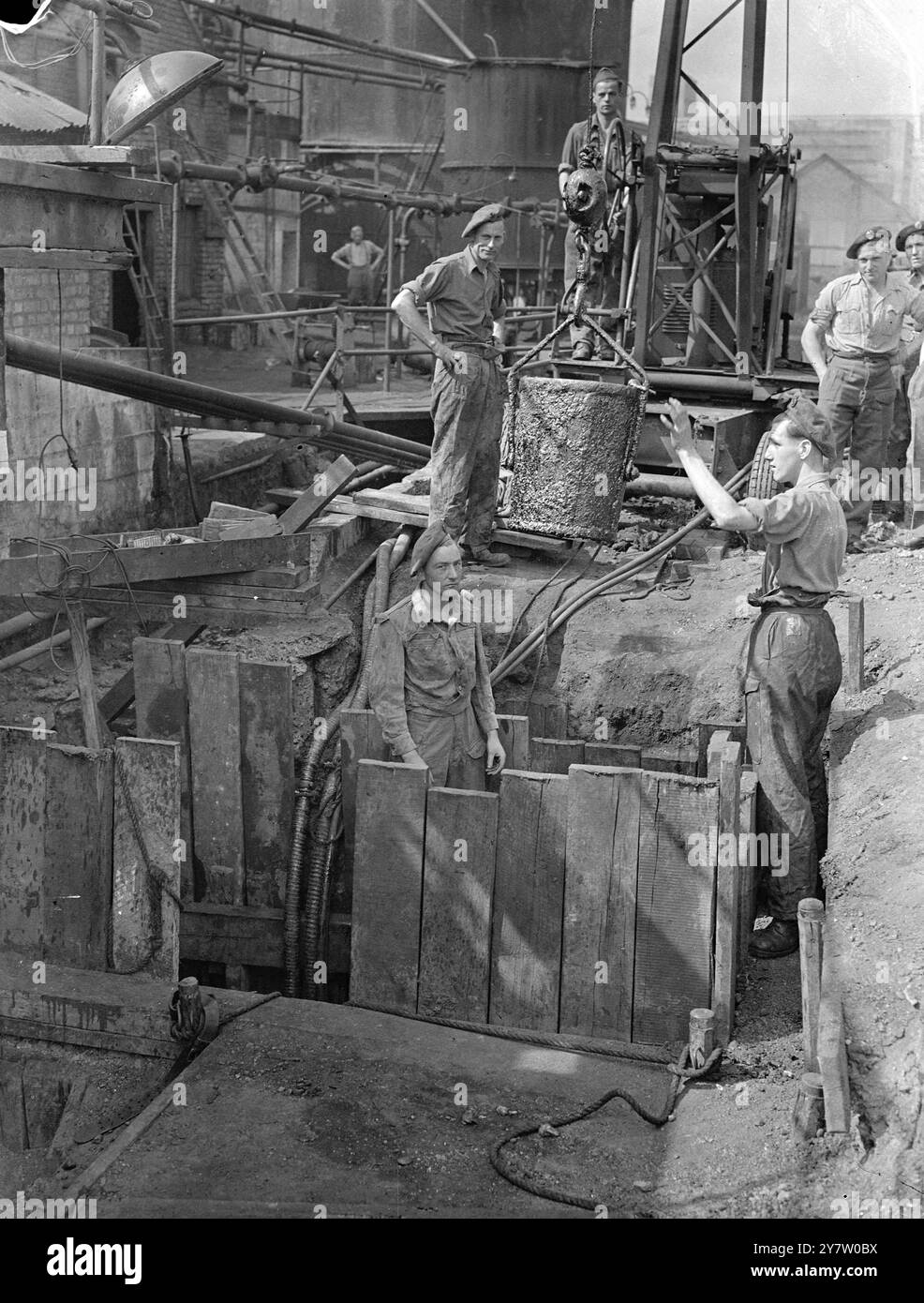 Il FRATELLINO DI SATANA HA RIVELATO CHE DOPO NOVE MESI DI SCAVO SUL TAMIGI C'È UN ALLEATO DI BOMBE che uccide i Royal Engineers che scavano per il fratellino di Satana, bomba tedesca inesplosa da 500 libbre a Silvertown, Londra, ora hanno esposto la bomba alla vista dopo nove mesi di scavo. la bomba è bloccata per prima in un'argilla appiccicosa impregnata di catrame in un cortile di distillatori di catrame. Si prevede che sarà pronto per la rimozione tra circa due settimane. Il lavoro è possibile solo con la bassa marea e per circa quattro ore su entrambi i lati, perché con l'alta marea l'acqua si riversa nell'albero profondo 30 piedi. Quando la bassa marea diventa più tardi eac Foto Stock