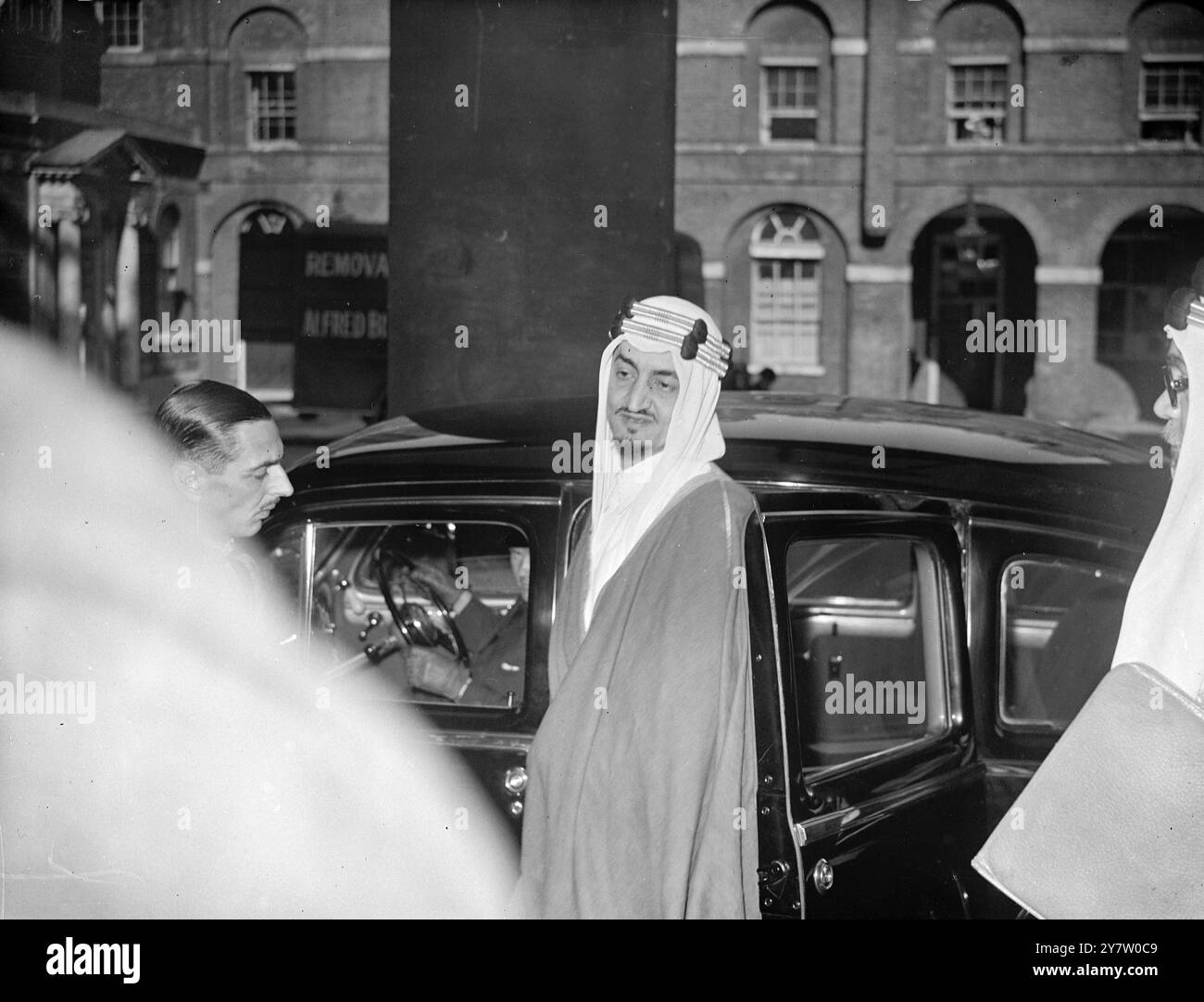 L'EMIRO FEISAL ALL'APERTURA DELLA CONFERENZA SULLA PALESTINA Clement Attlee, il primo ministro e il ministro degli Esteri Ernest Bevin, hanno partecipato all'apertura della conferenza sulla Palestina a Lancaster House, St James's.. Delegati di sette paesi della Lega araba stanno partecipando per discutere il piano britannico per uno stato federale e il problema in generale. Foto a lume: L'Emiro Feisal, ministro degli Esteri saudita, in occasione dell'apertura della Conferenza. 10 settembre 1946 Foto Stock