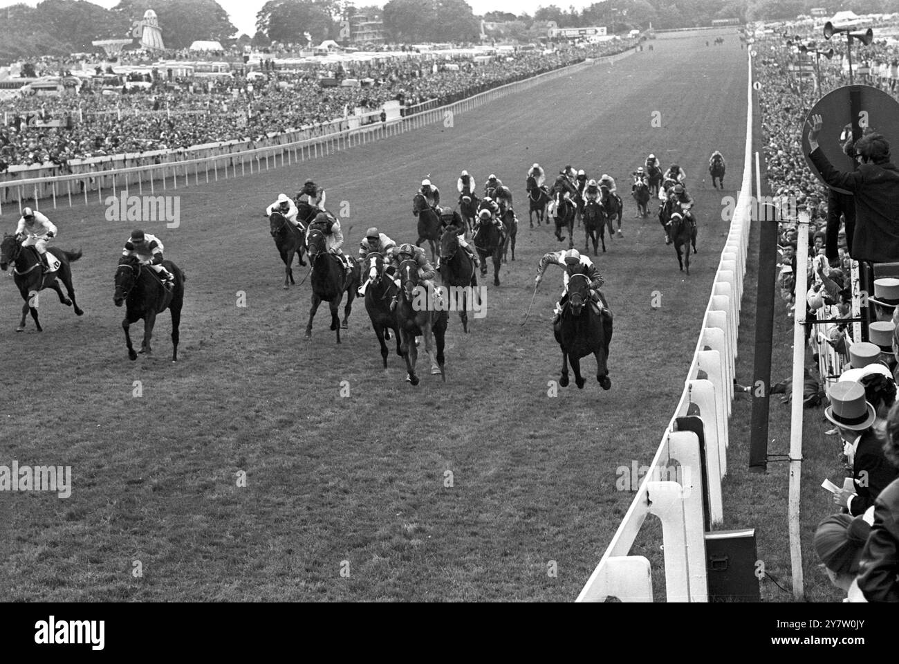 Primo Derby Ride , primo winEpsom , Surrey : ' Blakeney ', guidato dal fantino leggero Ernie Johnson , supera il palo per vincere il cliché del Derby 1969 di poco più di una lunghezza dal cappellino quartato ' Shoemaker') guidato da B Taylor. Il terzo è stato il principe reggente, guidato dal veterano francese Jean Desforge (non visto nella foto) il 4 giugno 1969 Foto Stock