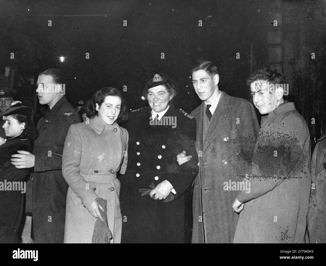 LA DIRETTRICE WRNS TORNA IN INGHILTERRA DAL SUO TOUR DELLE UNITÀ WRNS OVERSEASDame vera Laughton Mathews DBE, rettore del Womens Royal Naval Service, è tornata nel regno Unito da un tour di sette settimane tra stabilimenti e unità WRNS oltreoceano, a partire da Malta e in Egitto, e andando in India e Ceylon. Spettacoli fotografici: Dame vera Laughton Mathews, direttrice della WRNS, con la figlia e i due figli, da sinistra a destra, Elvira, Dame vera Laughton Mathews, Christopher e David. Fotografata al suo arrivo al quartier generale del comando dei trasporti, St James Street, Londra. 4 gennaio 1946 Foto Stock