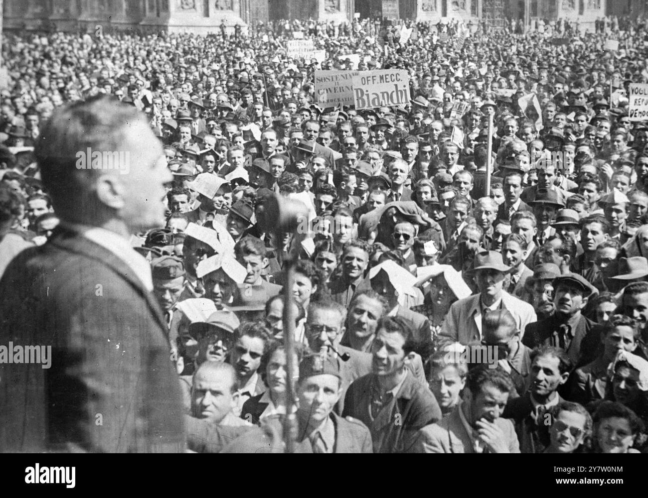 MANIFESTAZIONI ANTI MONARCHICHE A MILANO con l'abdicazione di re Vittorio Emanuele d'Italia in favore di suo figlio, ora denominato re Umberto II (ma non per grazia di Dio e volontà del popolo), i sentimenti si stanno diffondendo in Italia. A Milano, manifestazioni spontanee contro la monarchia e la Casa Savoia sono scoppiate in rumorosi raduni e processioni nelle strade e nelle piazze della città. Spettacoli fotografici: Una folla di manifestanti con striscioni e cartelloni che ascoltano un oratore nella piazza principale di Milano, Italia. 14 maggio 1946 Foto Stock