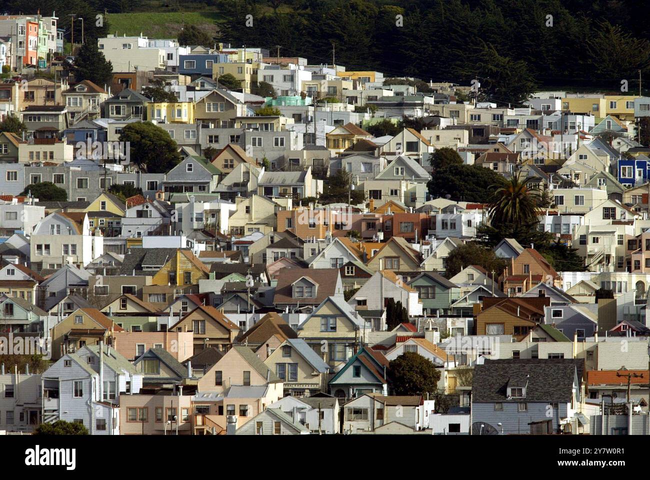 San Francisco, California, Un mare di alcune delle 24.000 case quasi identiche costruite da Henry Doelger negli anni '1920 ad un tasso di due al giorno con solo centimetri di distanza. Le case dei Doelger ispirarono la scrittrice di canzoni di San Francisco Malvina Reynold a scrivere "Little Boxes"; il testo dice: "Little Boxes on the Hillside Little Boxes made of ticky tacky". Questa primavera il comitato consultivo per la conservazione dei monumenti storici della città di San Francisco potrebbe dichiarare la prima casa dei Doelger un punto di riferimento storico, ma non le restanti 24.000. Nel 1920 una casa Doelger vendette per circa $ 4.500 a $ 5.000 ciascuno. Ora possono vendere per più di 600,00 dollari Foto Stock