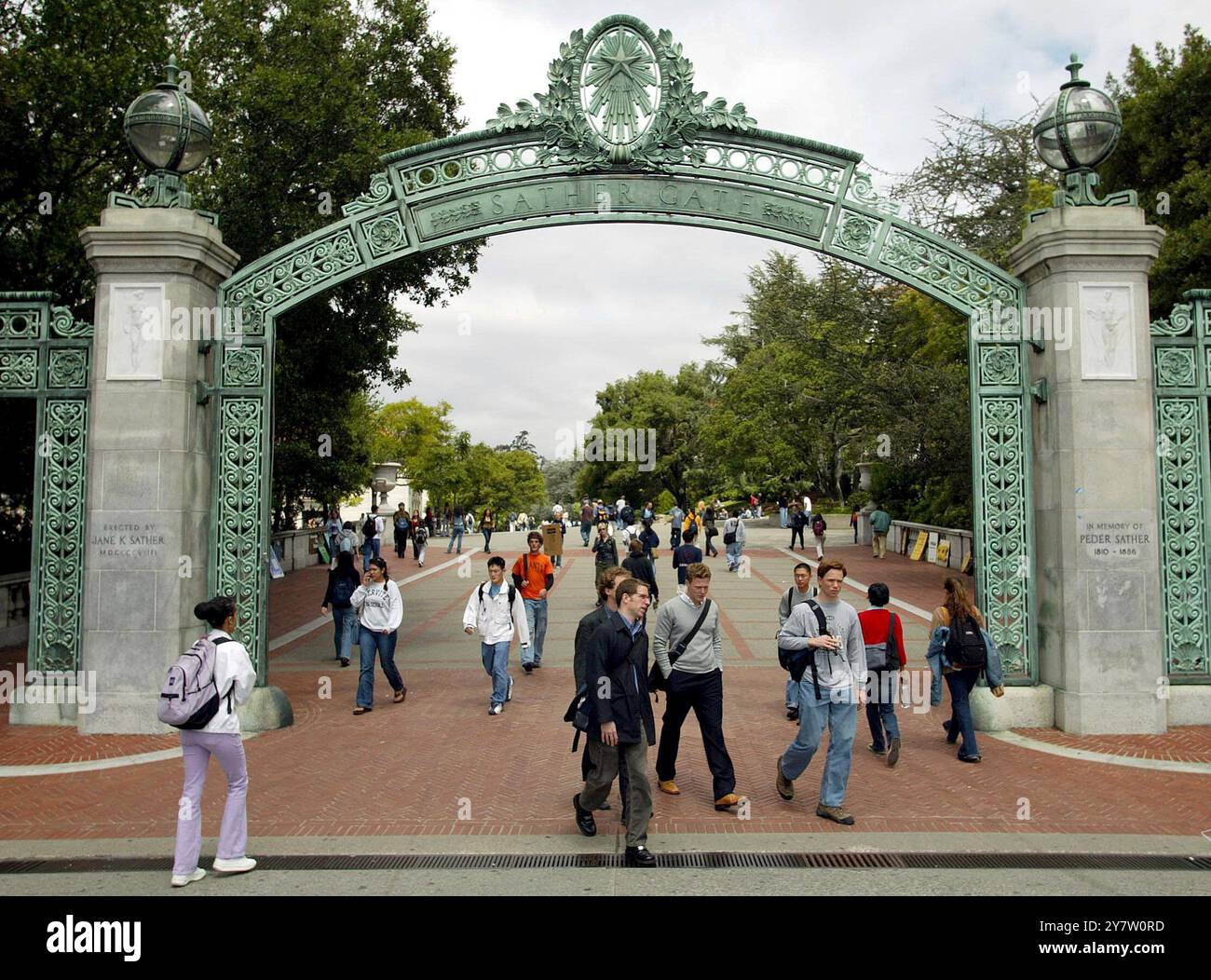 Berkeley, California ,-- Sather Gate- l'ingresso all'Università della California a Berkeley martedì 6 maggio 2003. L'Università della California a Berkeley sta allontanando circa 500 studenti estivi provenienti da Cina, Taiwan, Hong Kong e Singapore a causa del gran numero di casi di SARS in quelle aree. La decisione è stata presa con il Consiglio dell'ufficiale sanitario della città e la salute del campus si aspetta. Foto Stock