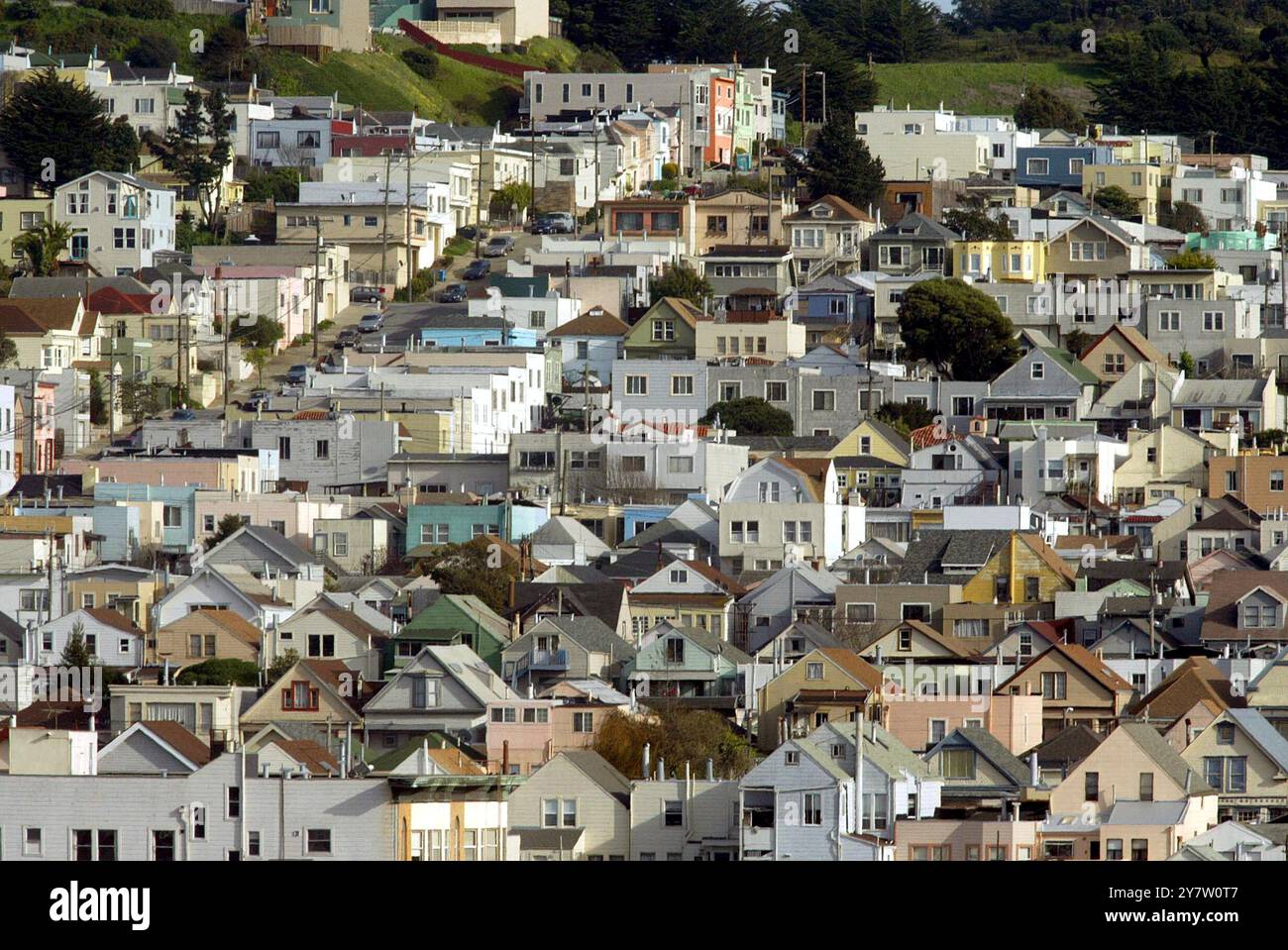 San Francisco, California, Un mare di alcune delle 24.000 case quasi identiche costruite da Henry Doelger negli anni '1920 ad un tasso di due al giorno con solo centimetri di distanza. Le case dei Doelger ispirarono la scrittrice di canzoni di San Francisco Malvina Reynold a scrivere "Little Boxes"; il testo dice: "Little Boxes on the Hillside Little Boxes made of ticky tacky". Questa primavera il comitato consultivo per la conservazione dei monumenti storici della città di San Francisco potrebbe dichiarare la prima casa dei Doelger un punto di riferimento storico, ma non le restanti 24.000. Nel 1920 una casa Doelger vendette per circa $ 4.500 a $ 5.000 ciascuno. Ora possono vendere per più di 600,00 dollari Foto Stock