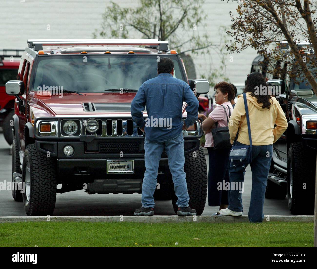 Los Gatos, California -- l'auto più venduta di Hummers Detroit fa un giro di prova a Los Gatos Hummer domenica 5 aprile 2003. General Motors, che produce gli Hummer e ha annunciato un finanziamento pari a zero per cento per l'Hummer. I proprietari sono caduti patriottici al volante ora che li vedono nella guerra in Iraq. L'Hummer H2 il veicolo caratteristico che parte da circa $ 50.000, che è circa $ 10,00 meno una BMW. Foto Stock