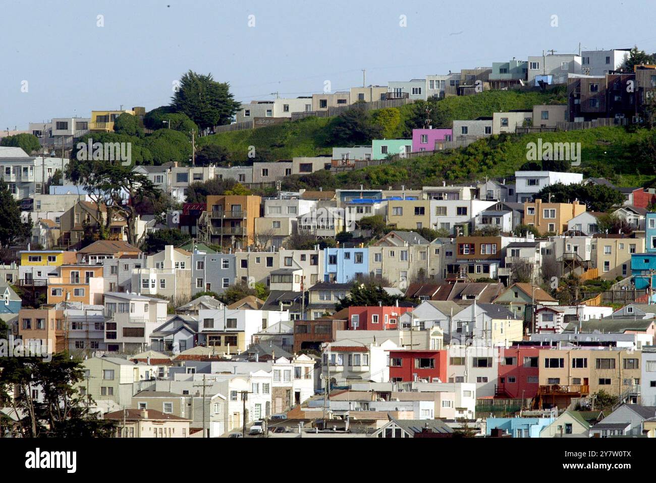 San Francisco, California, Un mare di alcune delle 24.000 case quasi identiche costruite da Henry Doelger negli anni '1920 ad un tasso di due al giorno con solo centimetri di distanza. Le case dei Doelger ispirarono la scrittrice di canzoni di San Francisco Malvina Reynold a scrivere "Little Boxes"; il testo dice: "Little Boxes on the Hillside Little Boxes made of ticky tacky". Questa primavera il comitato consultivo per la conservazione dei monumenti storici della città di San Francisco potrebbe dichiarare la prima casa dei Doelger un punto di riferimento storico, ma non le restanti 24.000. Nel 1920 una casa Doelger vendette per circa $ 4.500 a $ 5.000 ciascuno. Ora possono vendere per più di 600,00 dollari Foto Stock