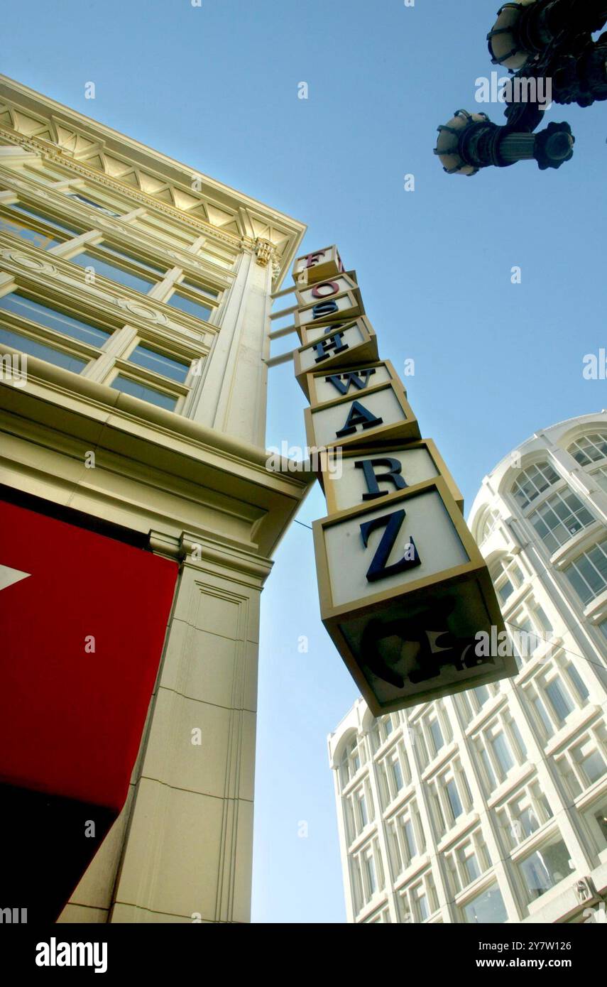 San Francisco, California, la tormentata società madre della FAO Schwarz ha detto che intendono chiudere fino a 70 negozi entro marzo 2003 per evitare la bancarotta. Secondo il San Francisco Chronicle, il negozio di giocattoli di alto profilo di San Francisco chiuderà a febbraio. 29 dicembre 2002, mentre i clienti aspettano l'apertura del negozio. Foto Stock