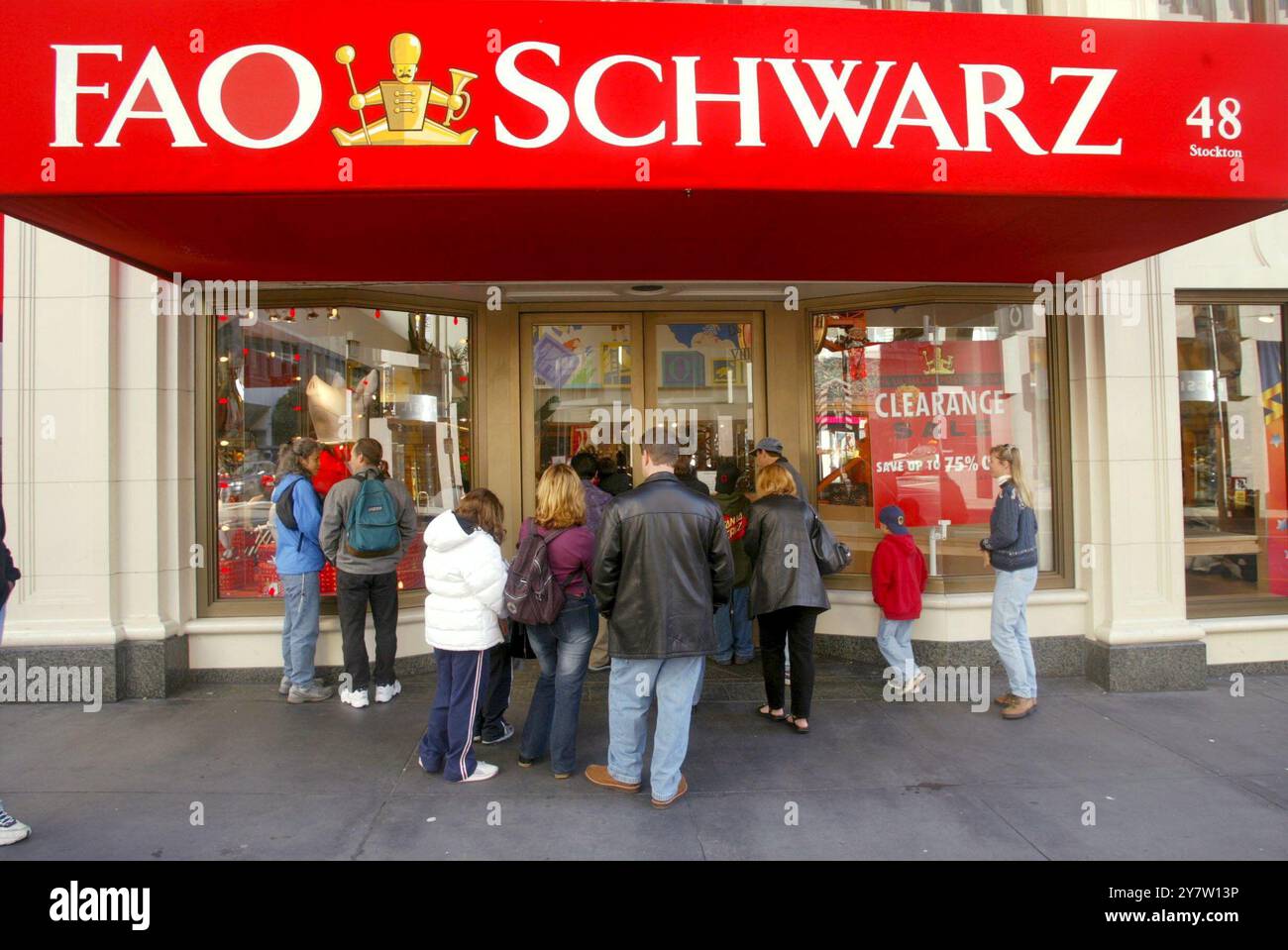 San Francisco, California, la tormentata società madre della FAO Schwarz ha detto che intendono chiudere fino a 70 negozi entro marzo 2003 per evitare la bancarotta. Secondo il San Francisco Chronicle, il negozio di giocattoli di alto profilo di San Francisco chiuderà a febbraio. 29 dicembre 2002, mentre i clienti aspettano l'apertura del negozio. Foto Stock