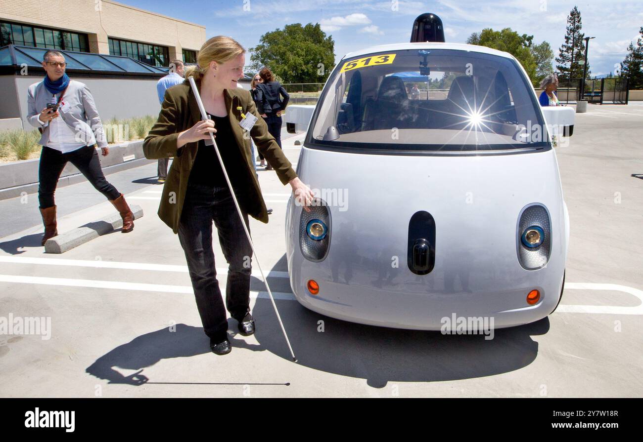 Mountain View, California USA.-- Jessie Lorenz, cieca, tocca il nuovo prototipo di veicolo a guida autonoma di Google presso Google a Mountain View, California, mercoledì 13 maggio 2015. Foto Stock