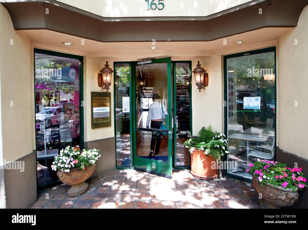 Palo alto, CA., USA--Mare Lucas co fondatore di Sparkiverse Labs va a lavorare mercoledì 13 maggio 2015 a Palo alto in un edificio che Google ha trasferito da un ufficio di garage al 165 University Avenue a Palo alto nel febbraio 1999. Foto Stock
