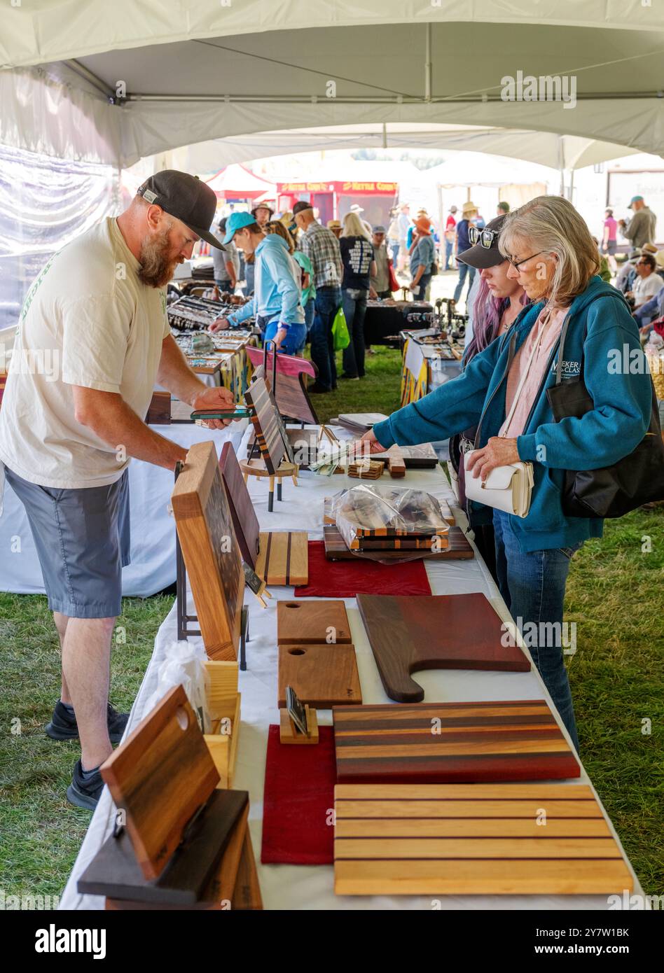 Artigiano espone taglieri personalizzati in vendita; le prove del Meeker Classic Sheepdog Championship; Meeker; Colorado; USA Foto Stock Artigiano espone taglieri personalizzati in vendita; le prove del Meeker Classic Sheepdog Championship; Meeker; Colorado; USA Foto Stock