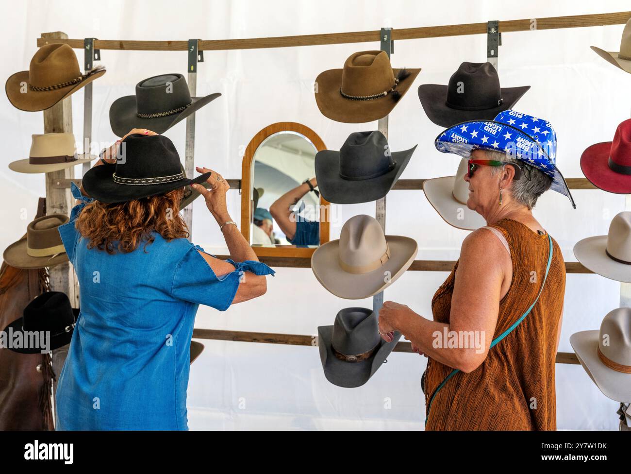 I fornitori espongono i loro cappelli da cowboy personalizzati; le prove del Meeker Classic Sheepdog Championship; Meeker: Colorado; USA Foto Stock