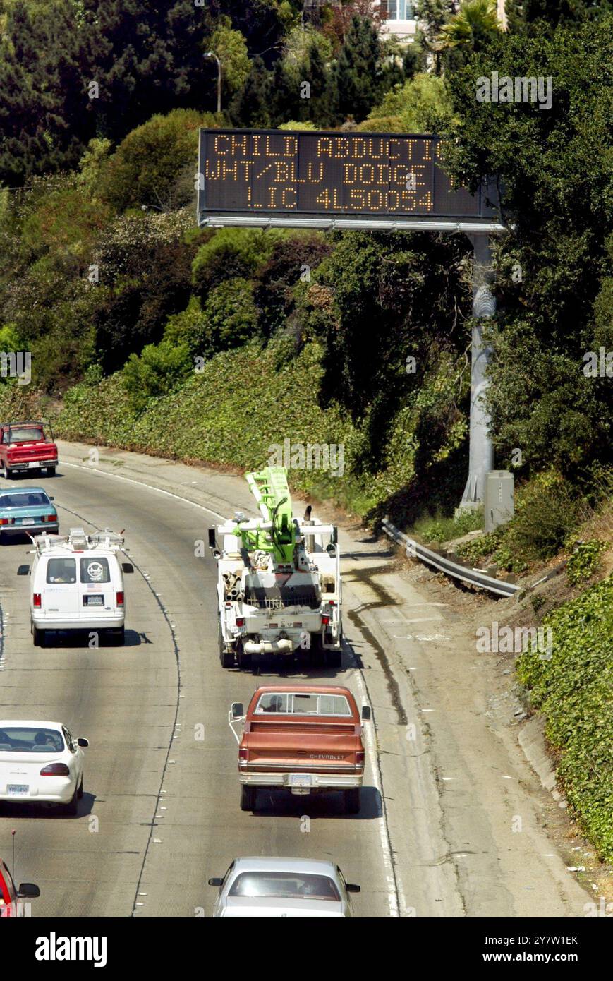 San Francisco, CALIFORNIA, Un cartello stradale lungo l'autostrada 80 in direzione nord ha pubblicato un avviso Amber per Nicole Taylor Timmons, una decenne, presumibilmente addotta, dalla sua casa di Riverside, CALIFORNIA, martedì 19 agosto 2002. Nicole e' stata salvata in Nevada cinque ore dopo aver denunciato la scomparsa. Il senatore texano Kay Bailey Hutchison e il senatore californiano Dianme Fenstein sono proposte leggi federali che creano una rete nazionale Amber Alert. Foto Stock