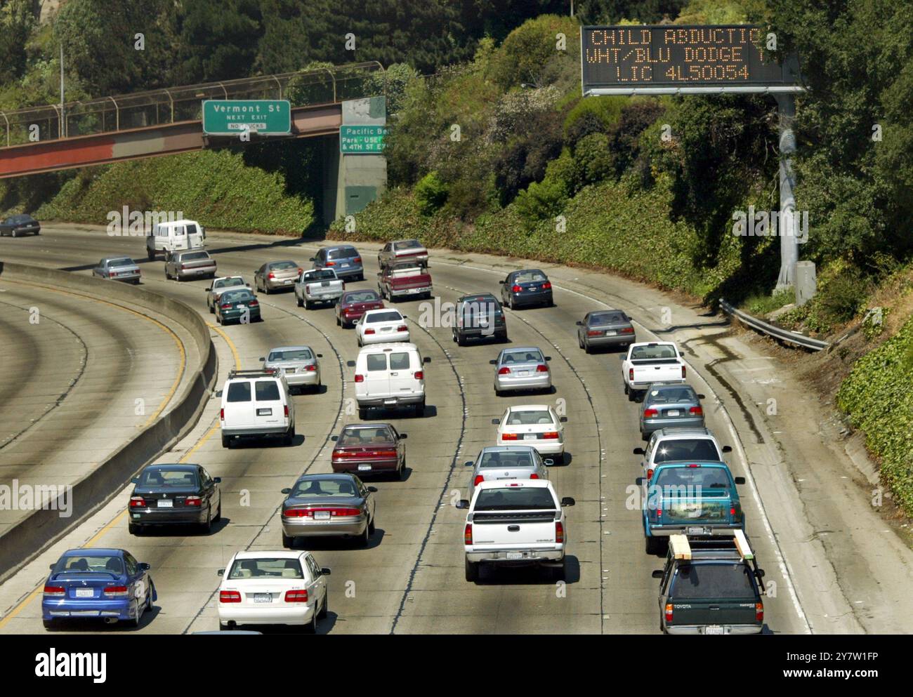 San Francisco, CALIFORNIA, Un cartello stradale lungo l'autostrada 80 in direzione nord ha pubblicato un avviso Amber per Nicole Taylor Timmons, una decenne, presumibilmente addotta, dalla sua casa di Riverside, CALIFORNIA, martedì 19 agosto 2002. Nicole e' stata salvata in Nevada cinque ore dopo aver denunciato la scomparsa. Texas Sen Kay Bailey Hutchison e California Sen, Dianne Fenstein sono proposte leggi federali che creano una rete nazionale Amber Alert. Foto Stock